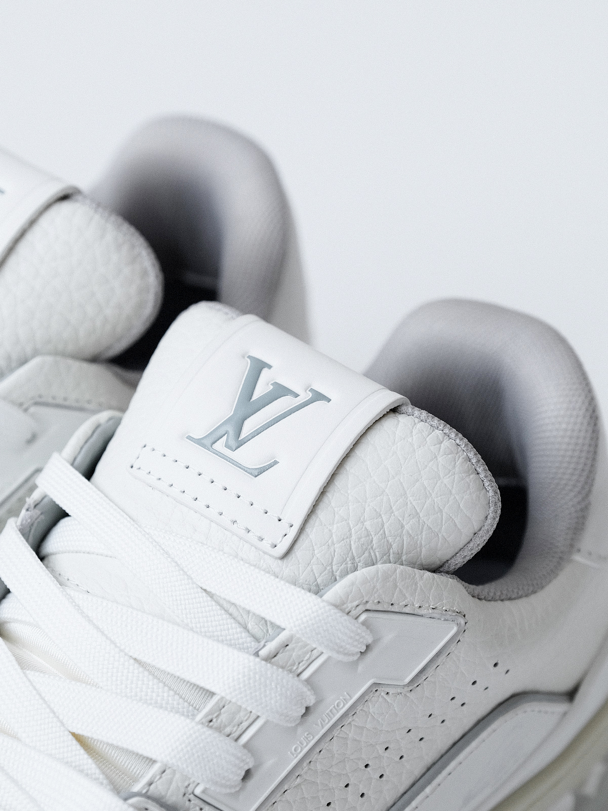 LV trainer Denmark new/cement grey shoes