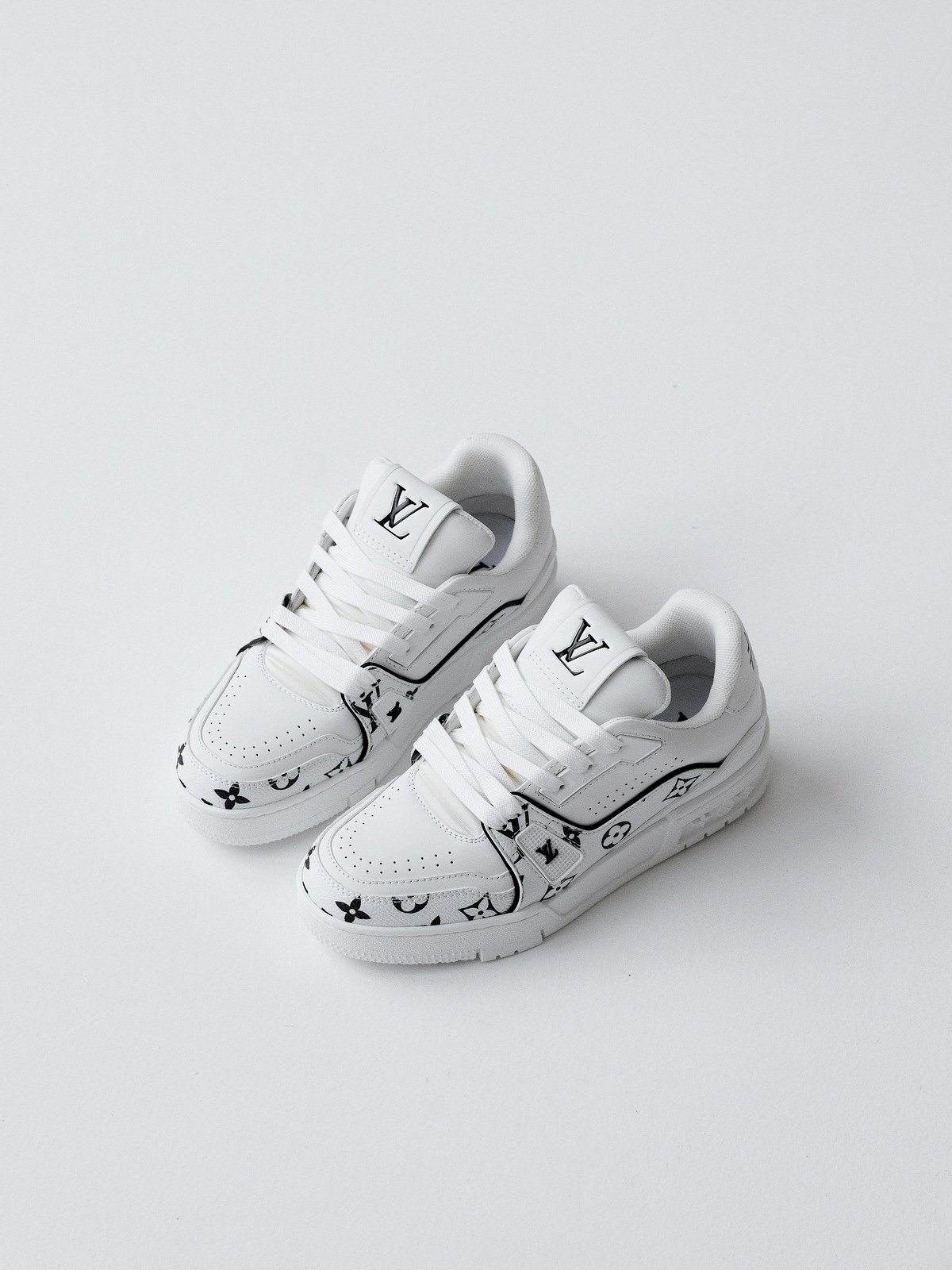 LV Murakami Takashi co-branded new logo Trainer