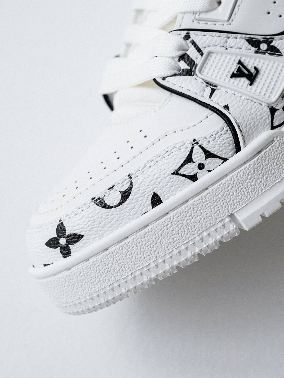 LV Murakami Takashi co-branded new logo Trainer