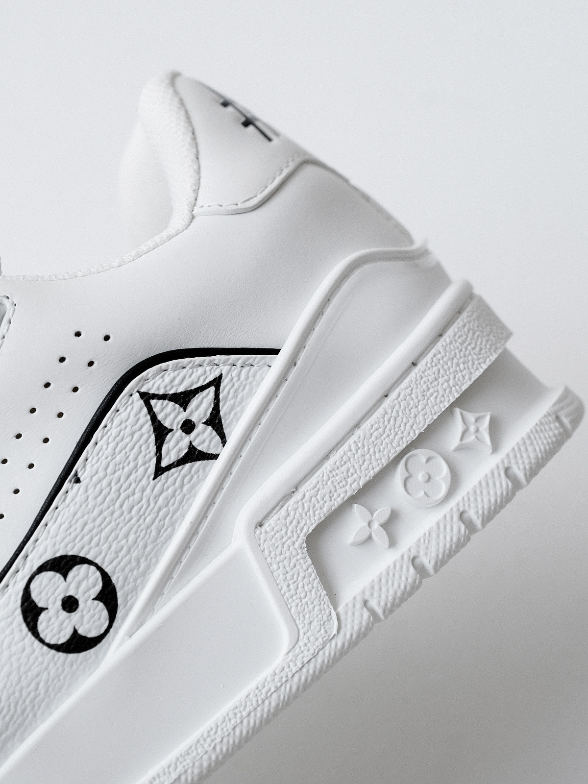 LV Murakami Takashi co-branded new logo Trainer