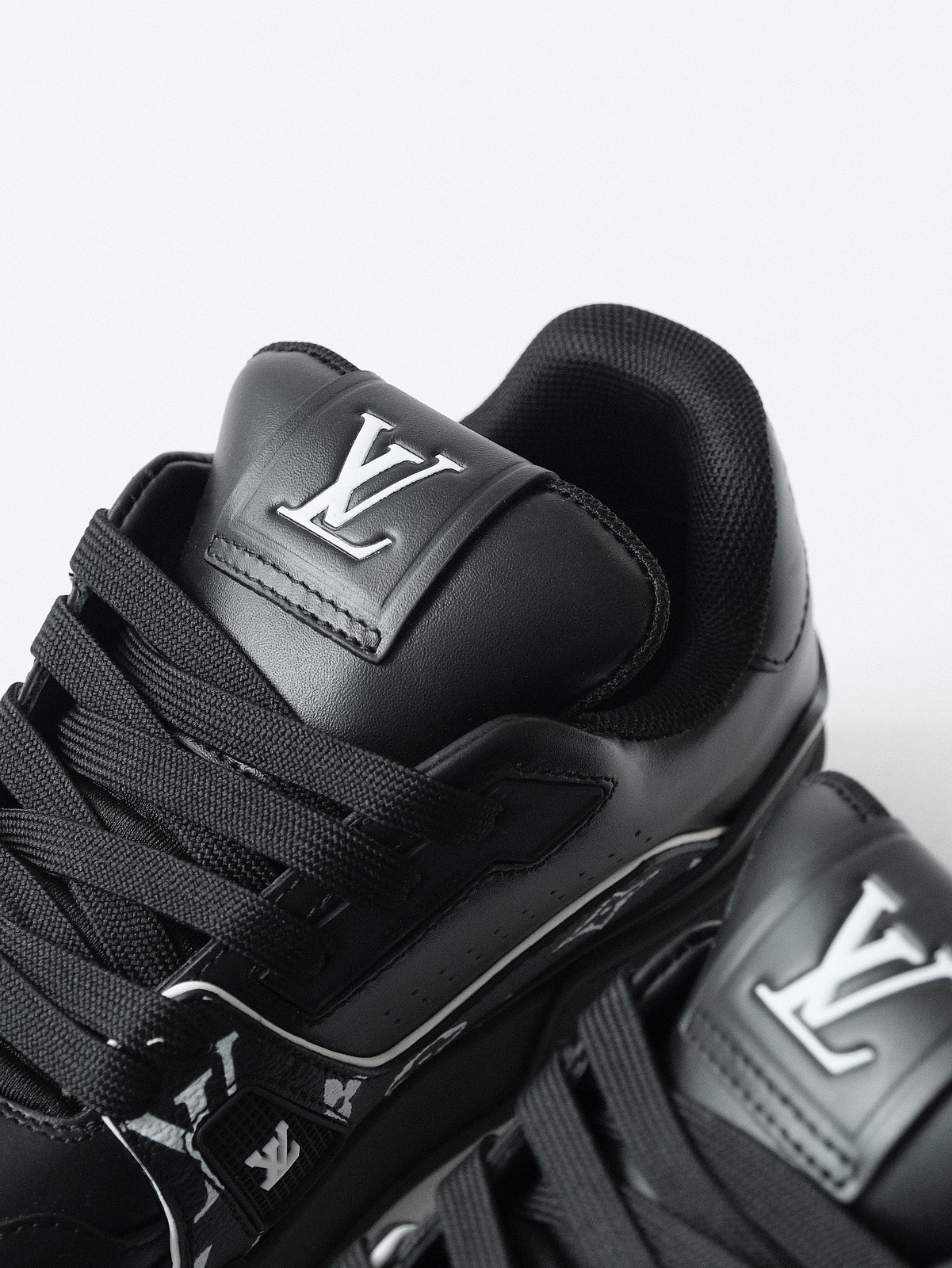 LOUIS VUITTON Trainer cow leather new black.