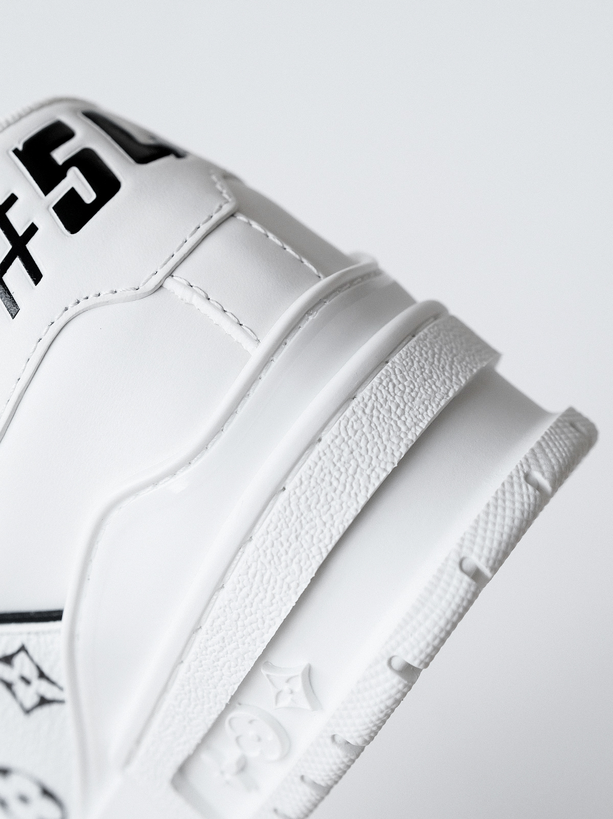 LV Murakami Takashi co-branded new logo Trainer