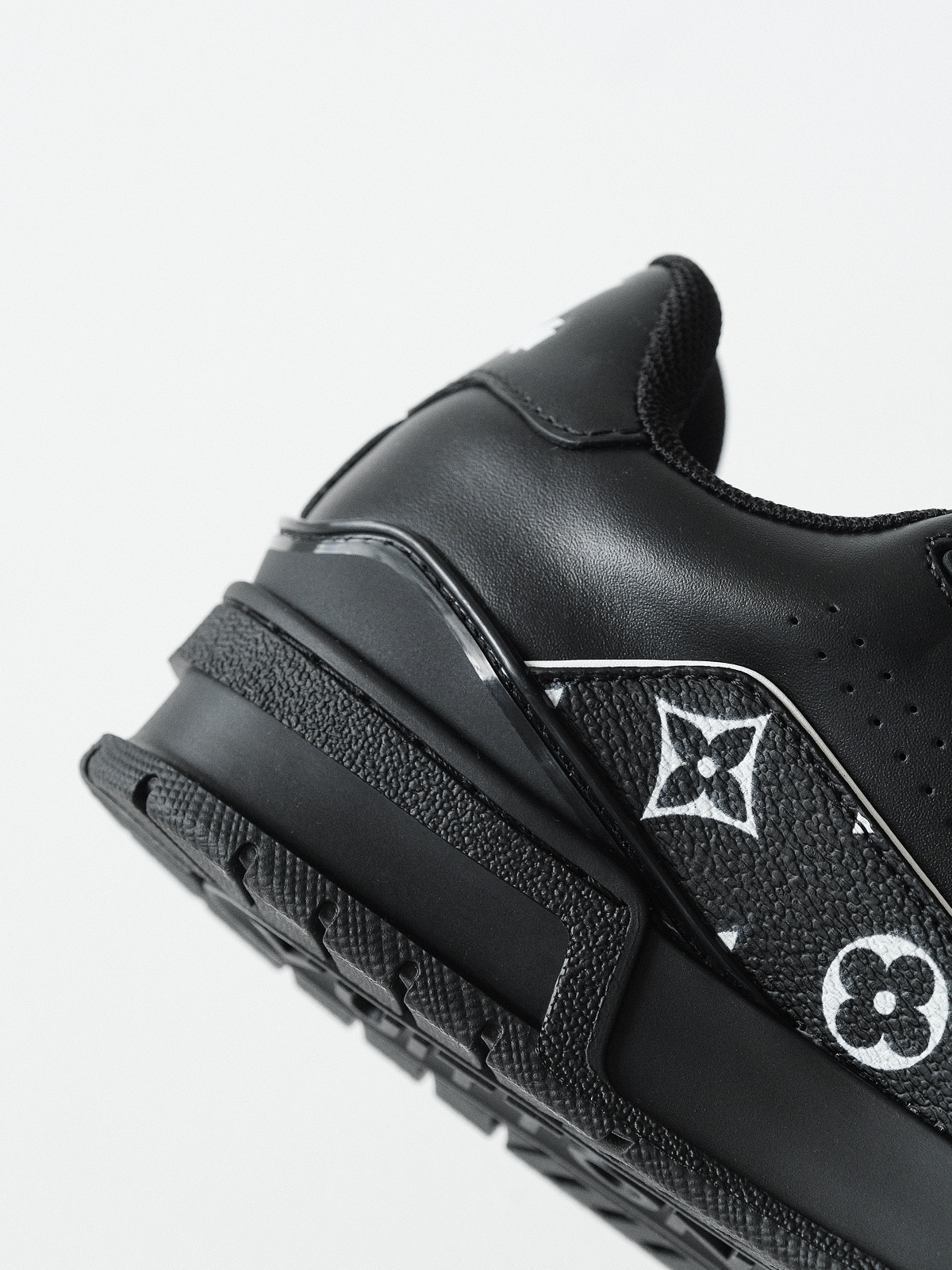LOUIS VUITTON Trainer cow leather new black.