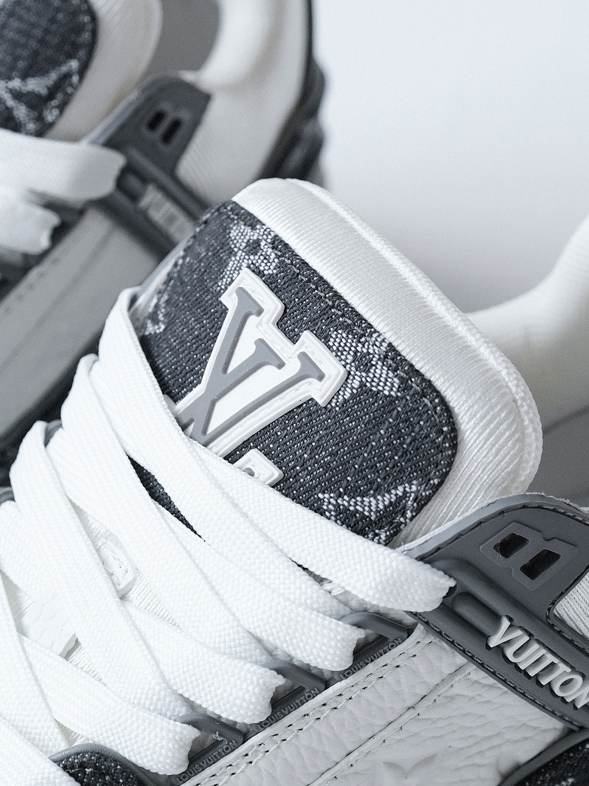 LV trainer Denmark's new/new color matching denim grey sneakers