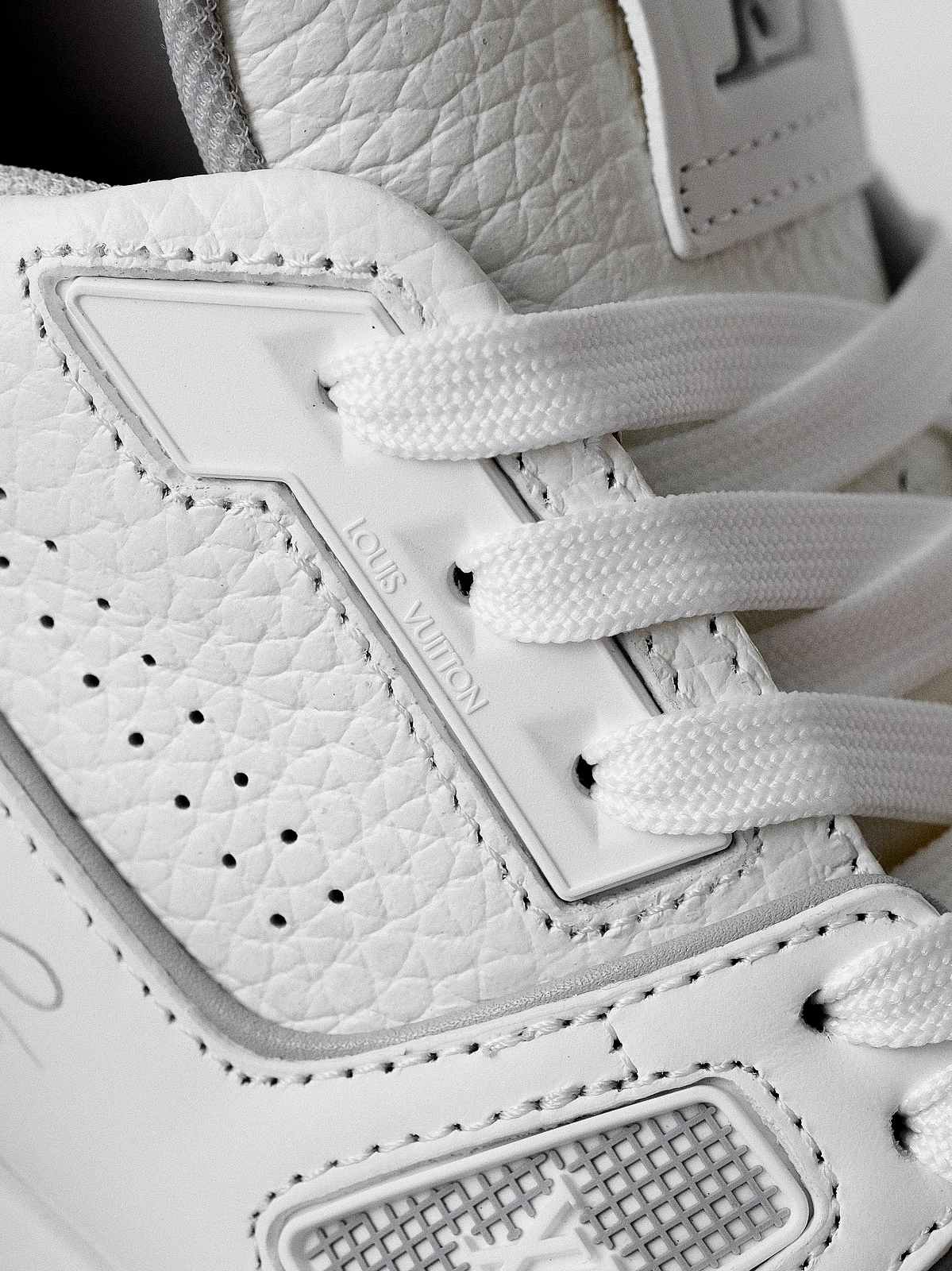 LV trainer Denmark new/cement grey shoes