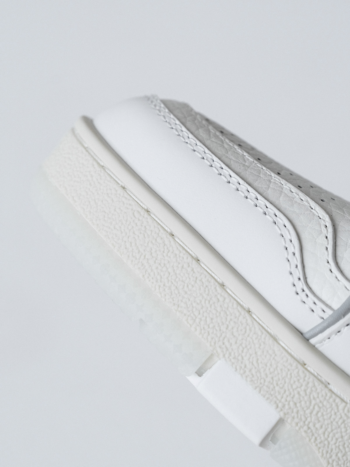 LV trainer Denmark new/cement grey shoes