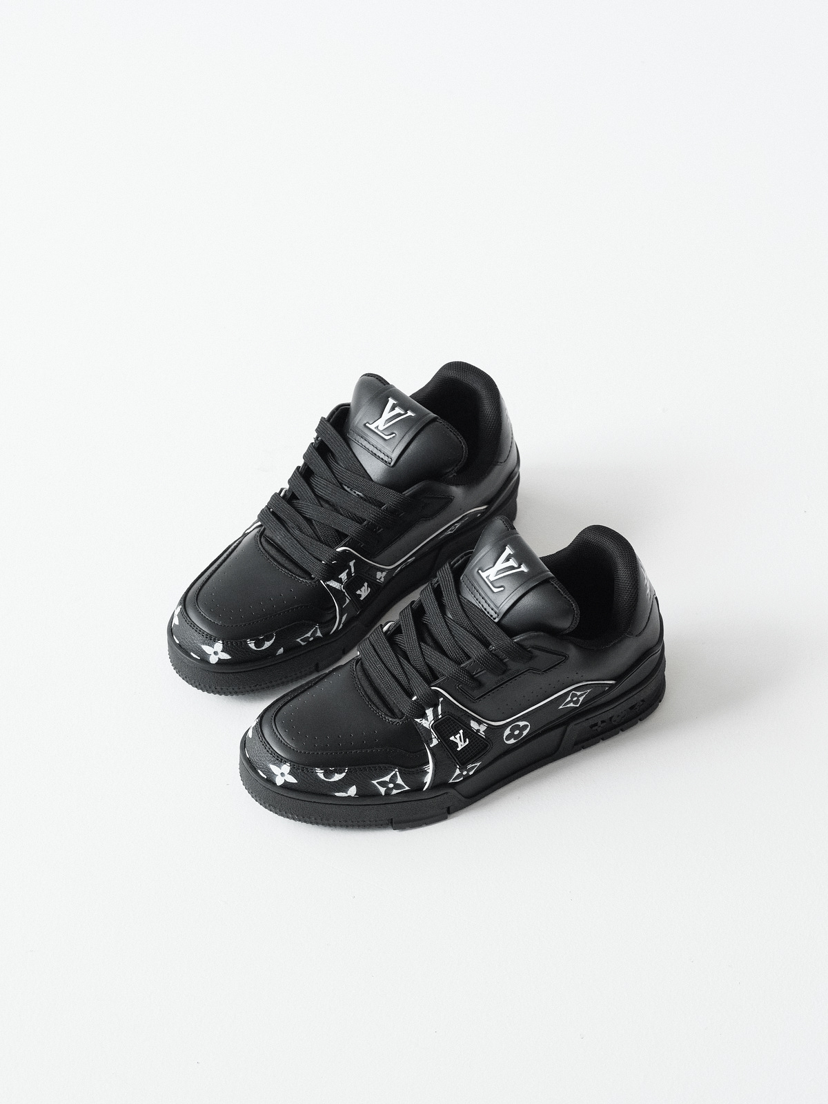 LOUIS VUITTON Trainer cow leather new black.
