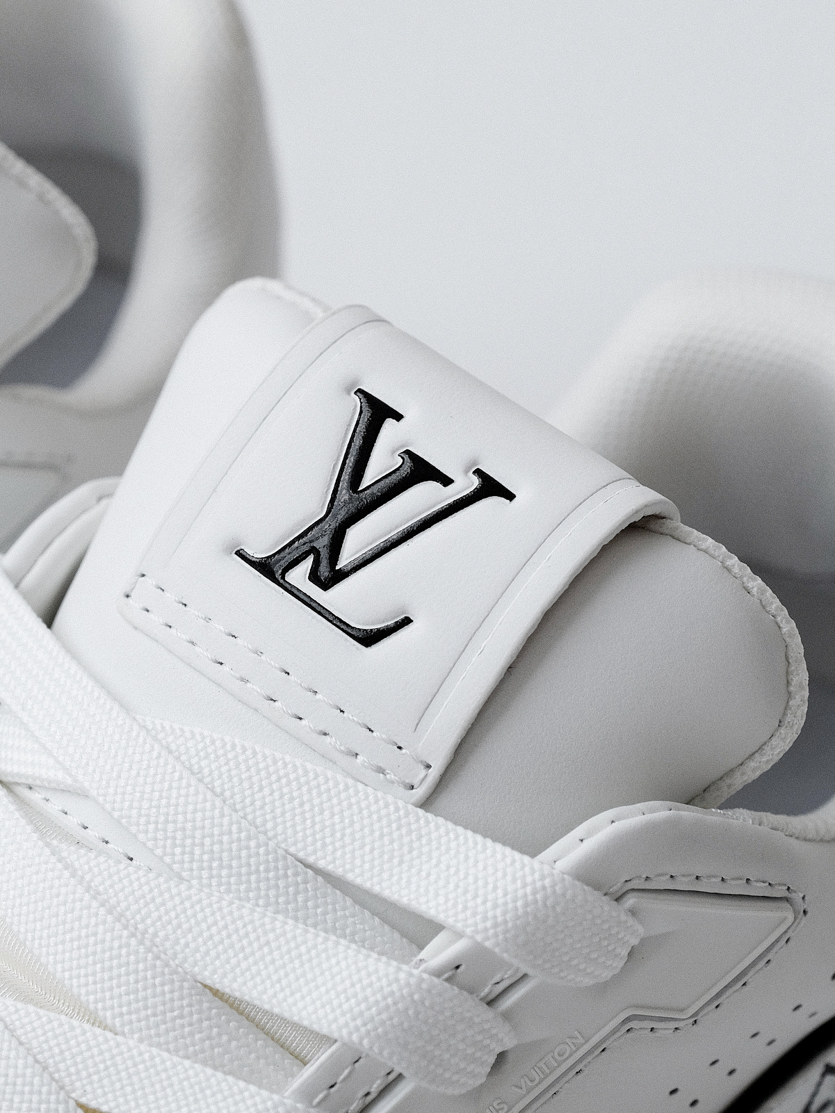 LV Murakami Takashi co-branded new logo Trainer