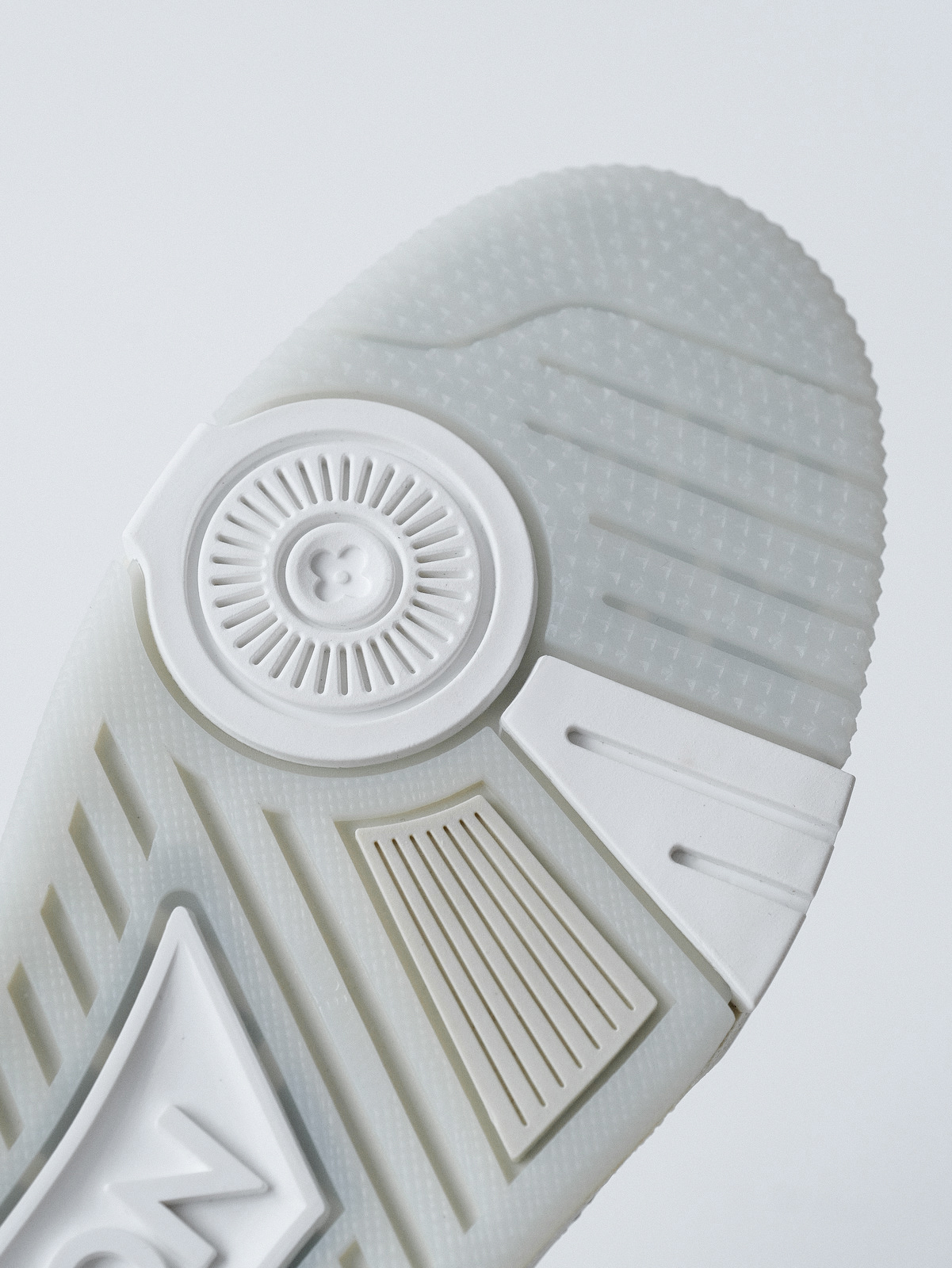 LV trainer Denmark new/cement grey shoes