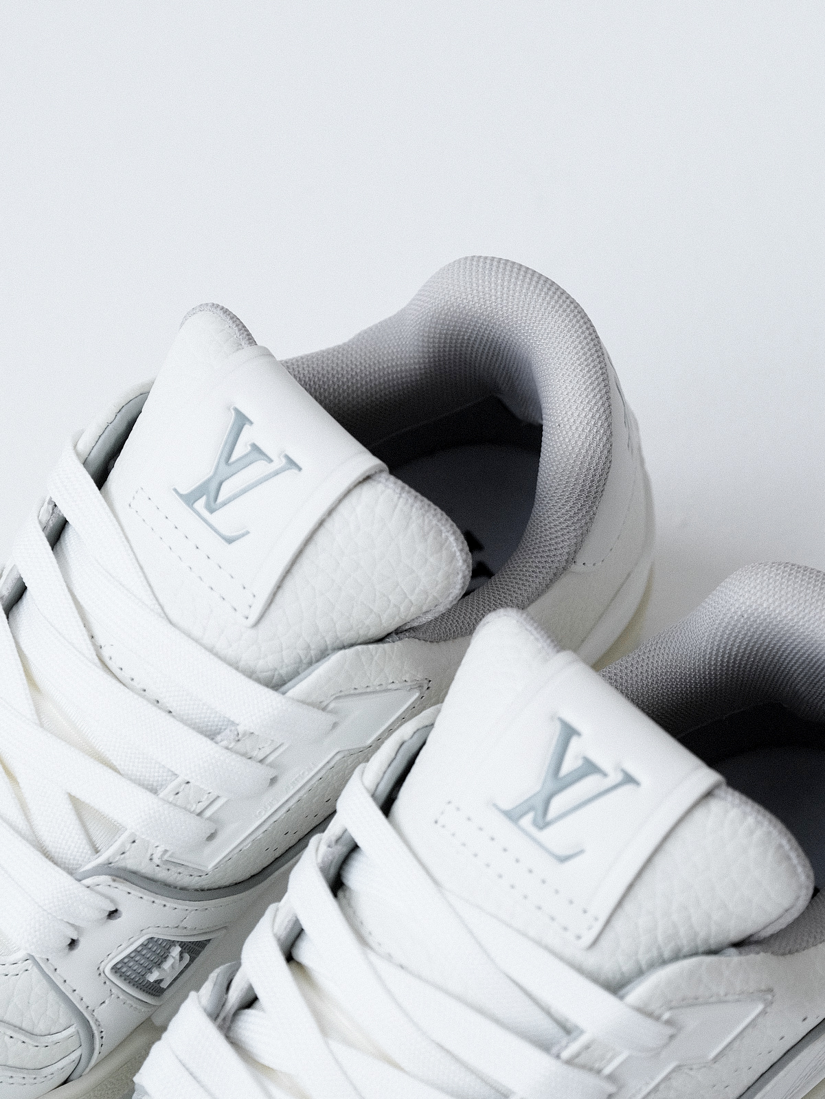 LV trainer Denmark new/cement grey shoes