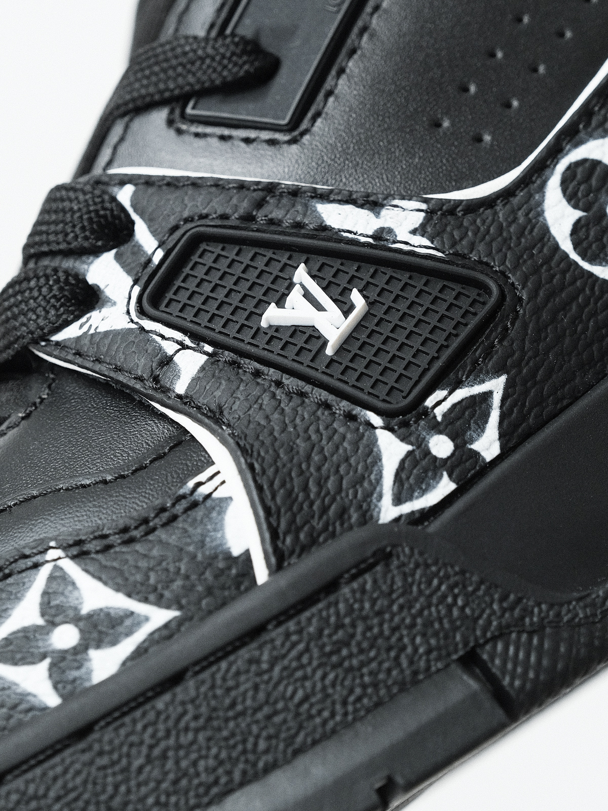 LOUIS VUITTON Trainer cow leather new black.