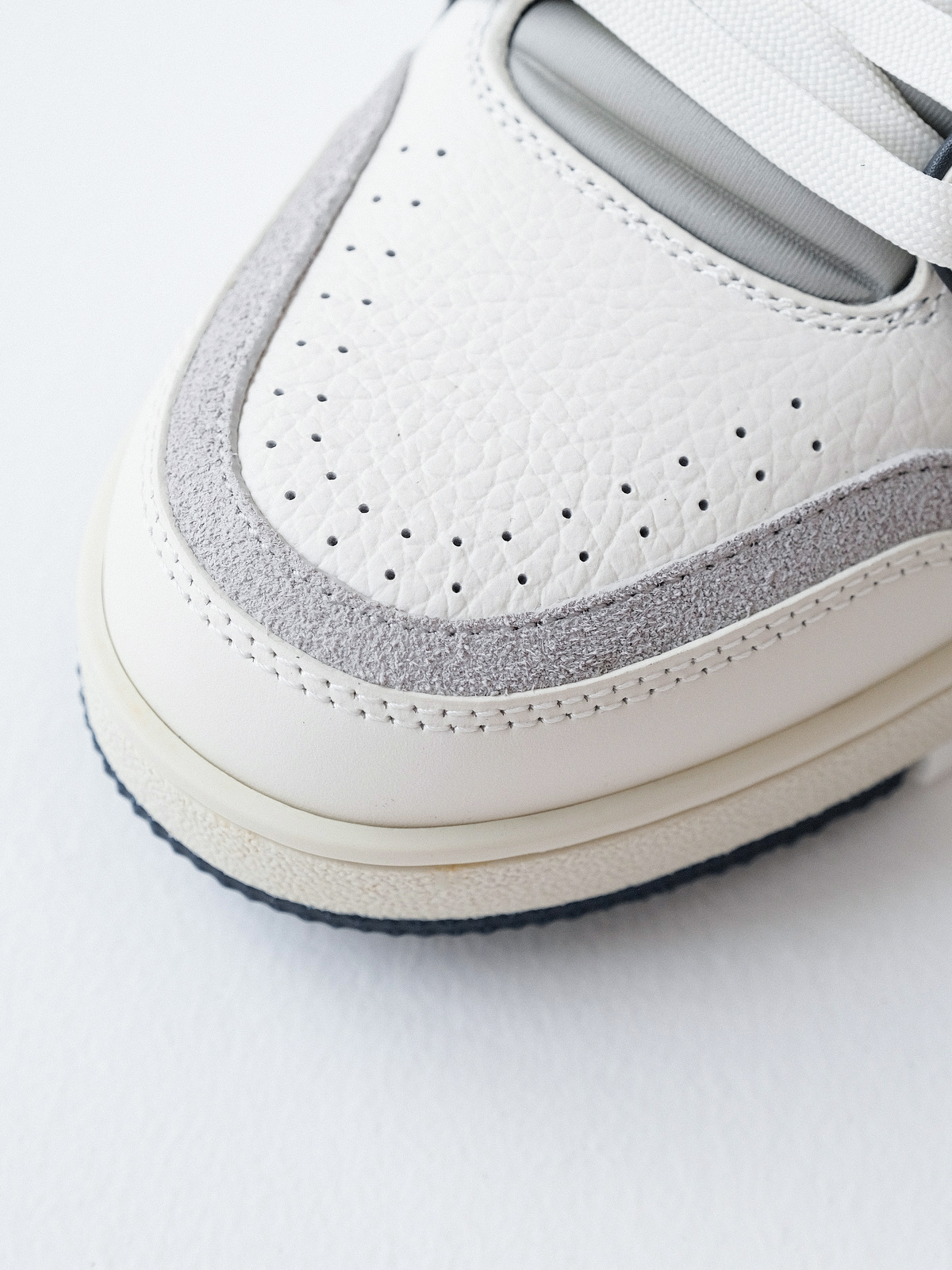 LV trainer Denmark New/New Color Matching Navy Blue with White