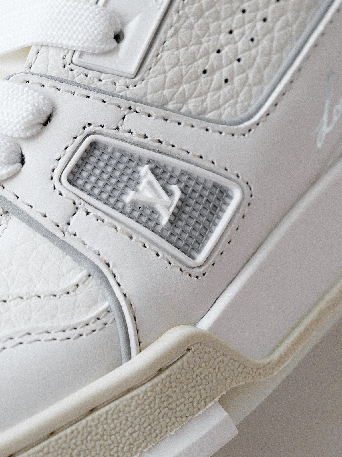 LV trainer Denmark new/cement grey shoes