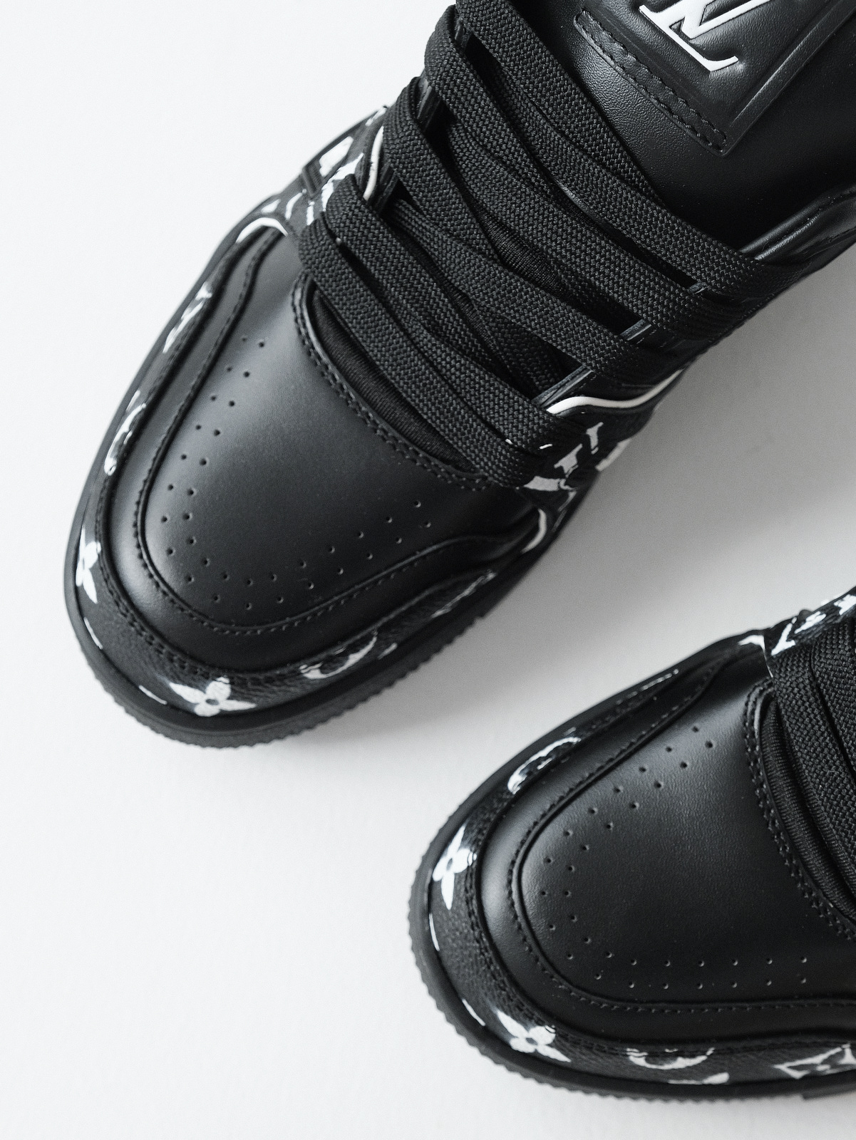 LOUIS VUITTON Trainer cow leather new black.