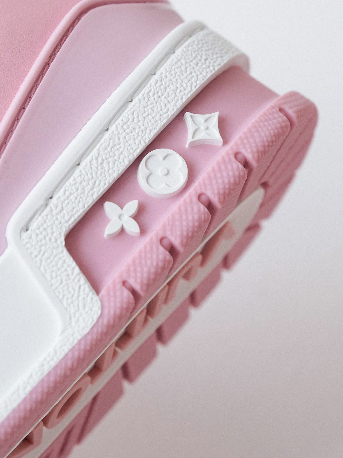 LV Trainer cherry blossom powder