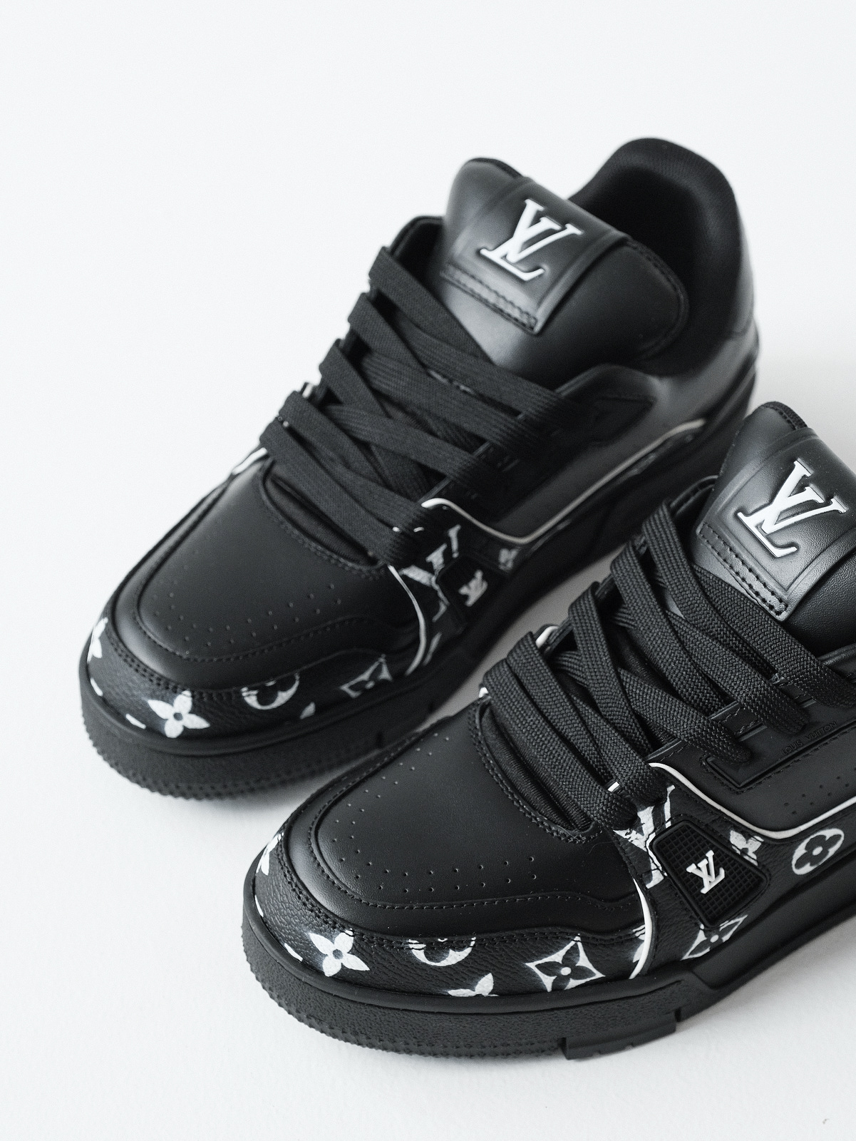 LOUIS VUITTON Trainer cow leather new black.