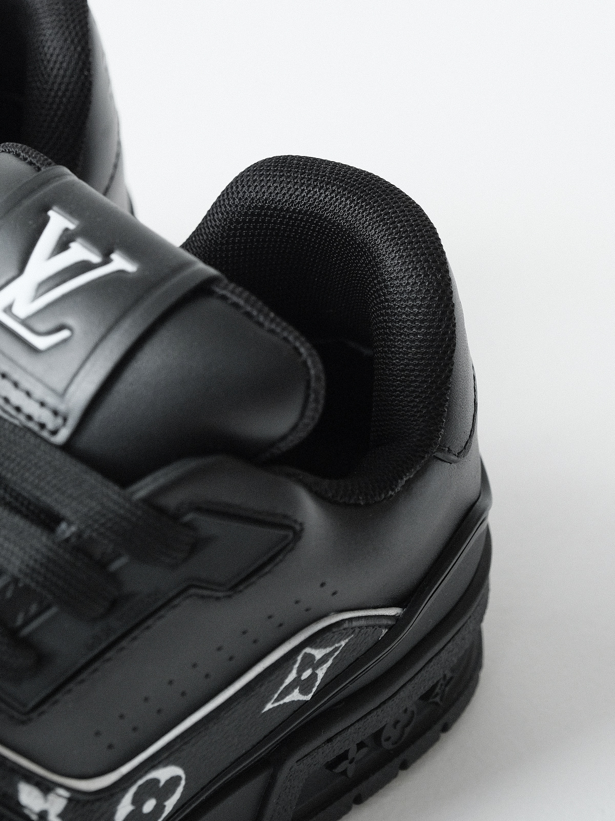 LOUIS VUITTON Trainer cow leather new black.