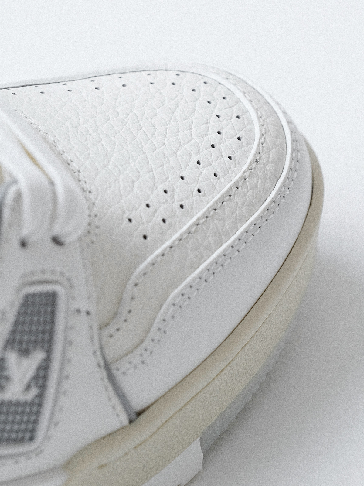 LV trainer Denmark new/cement grey shoes