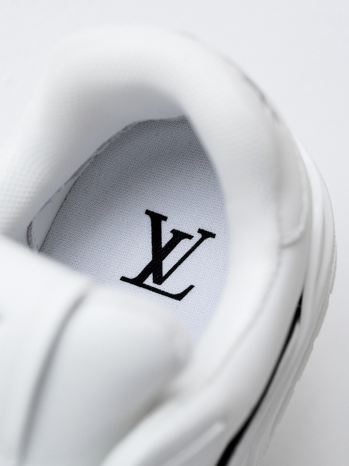 LV Murakami Takashi co-branded new logo Trainer