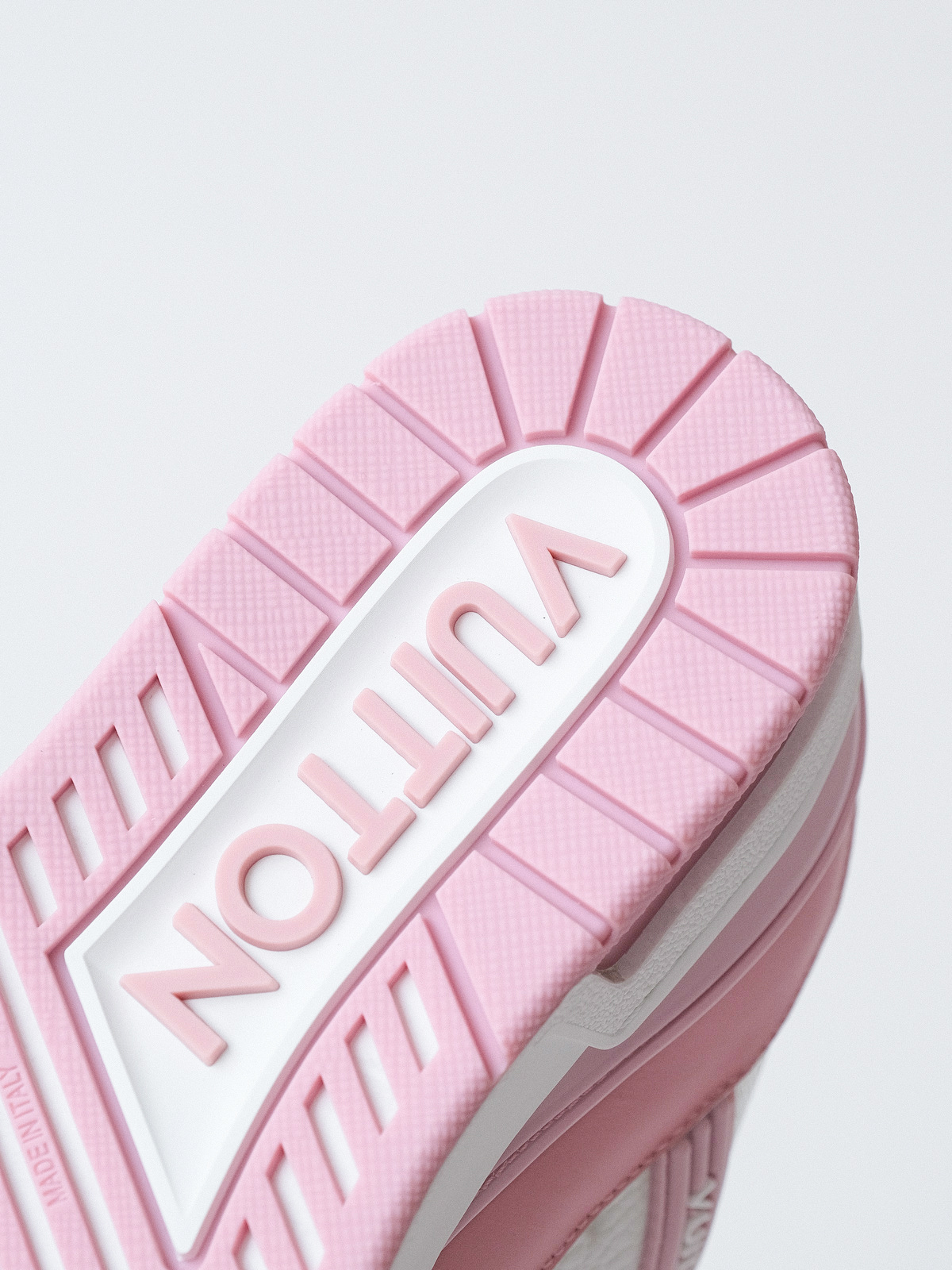 LV Trainer cherry blossom powder