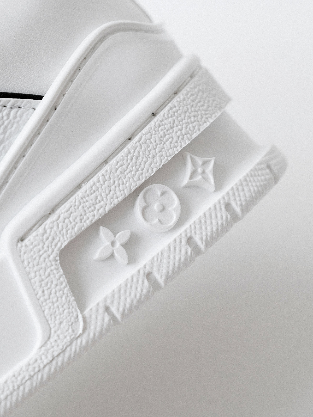 LV Murakami Takashi co-branded new logo Trainer