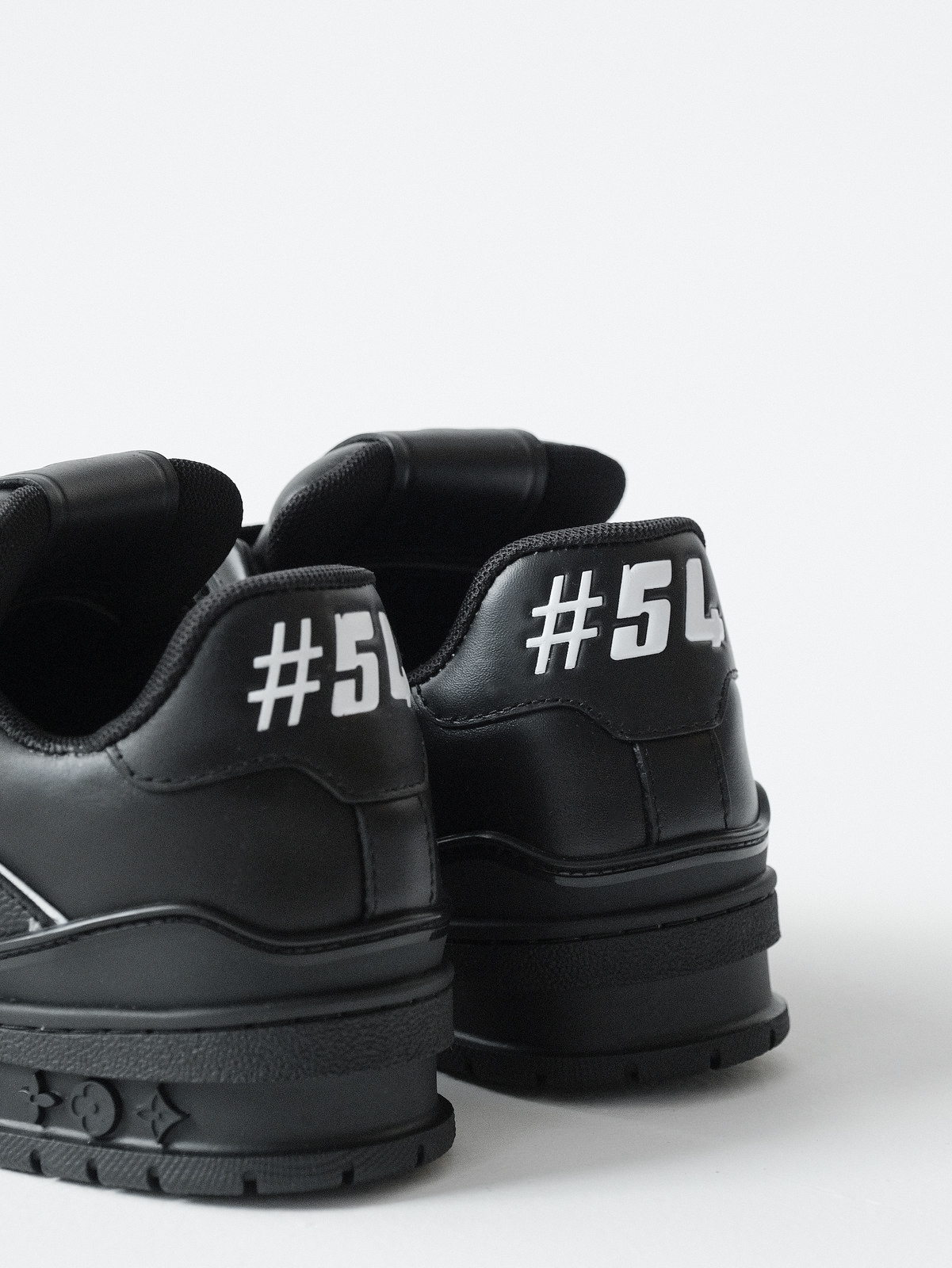 LOUIS VUITTON Trainer cow leather new black.