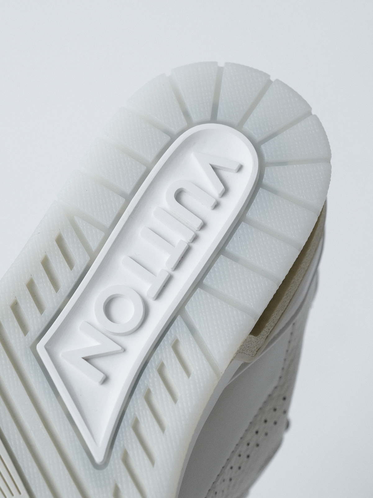 LV trainer Denmark new/cement grey shoes