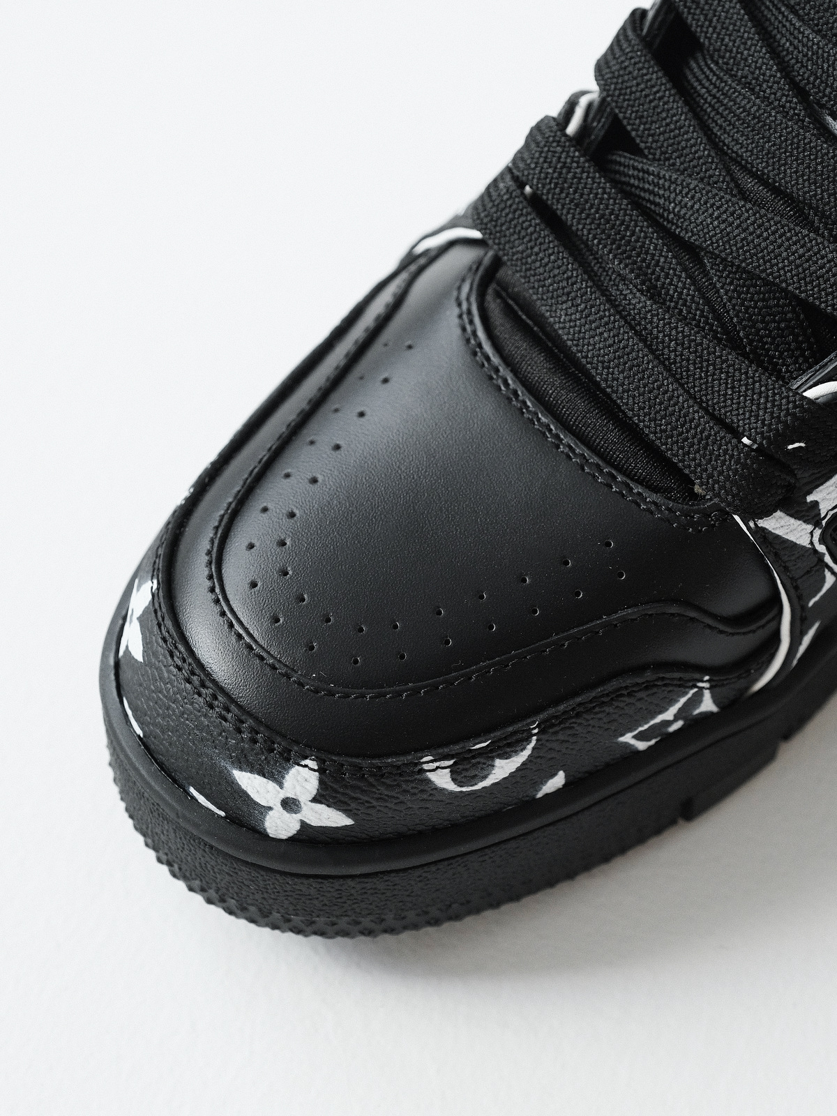 LOUIS VUITTON Trainer cow leather new black.