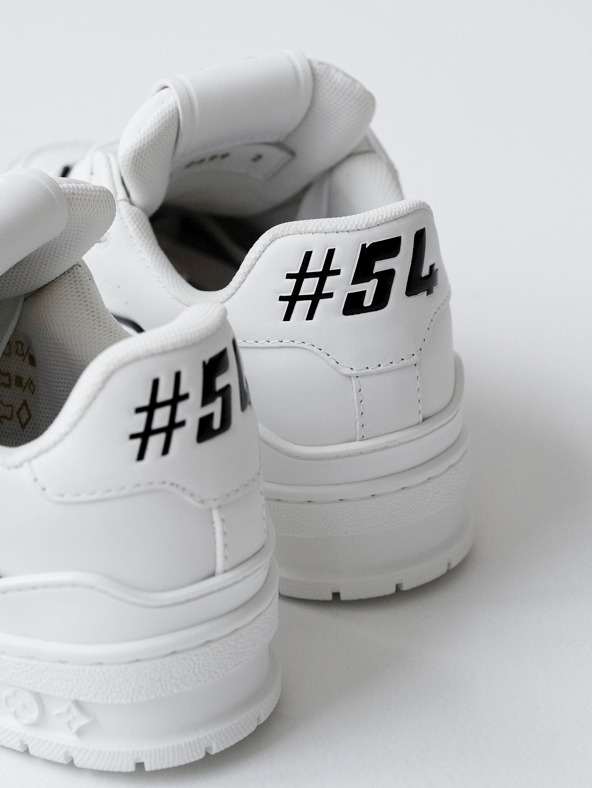 LV Murakami Takashi co-branded new logo Trainer