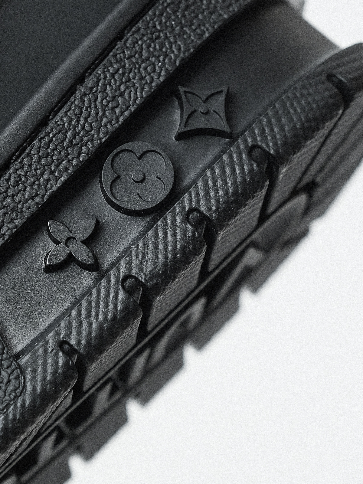 LOUIS VUITTON Trainer cow leather new black.