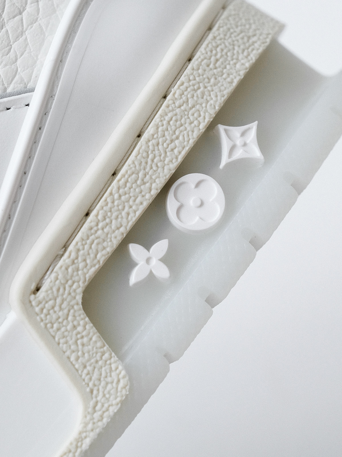 LV trainer Denmark new/cement grey shoes