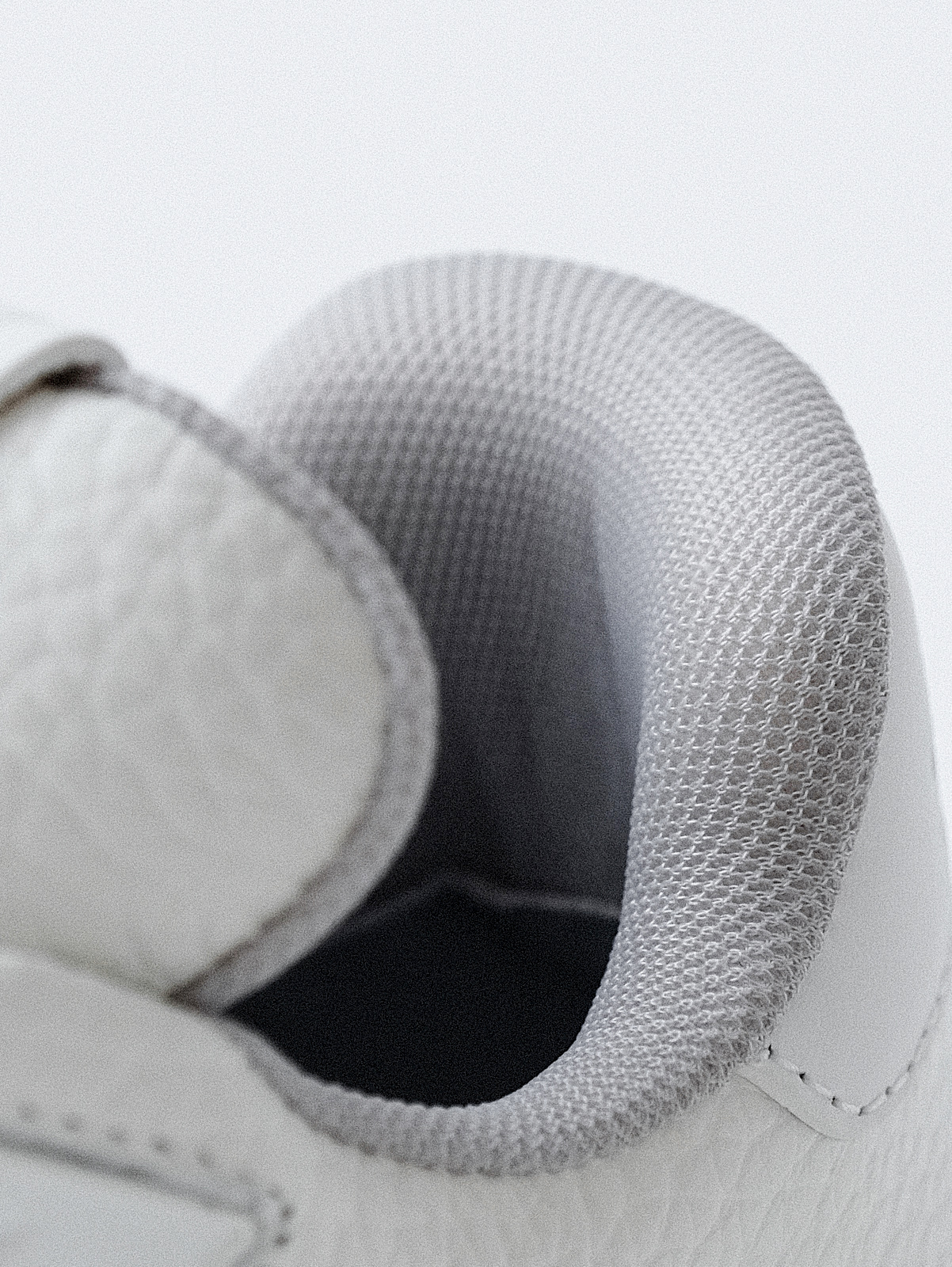 LV trainer Denmark new/cement grey shoes