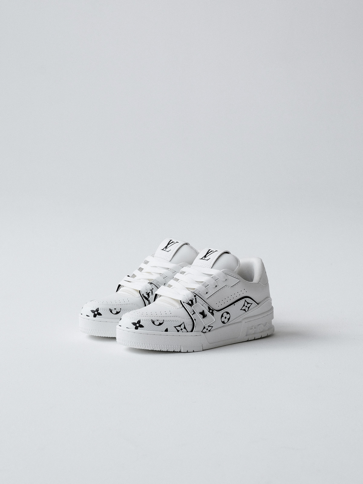 LV Murakami Takashi co-branded new logo Trainer