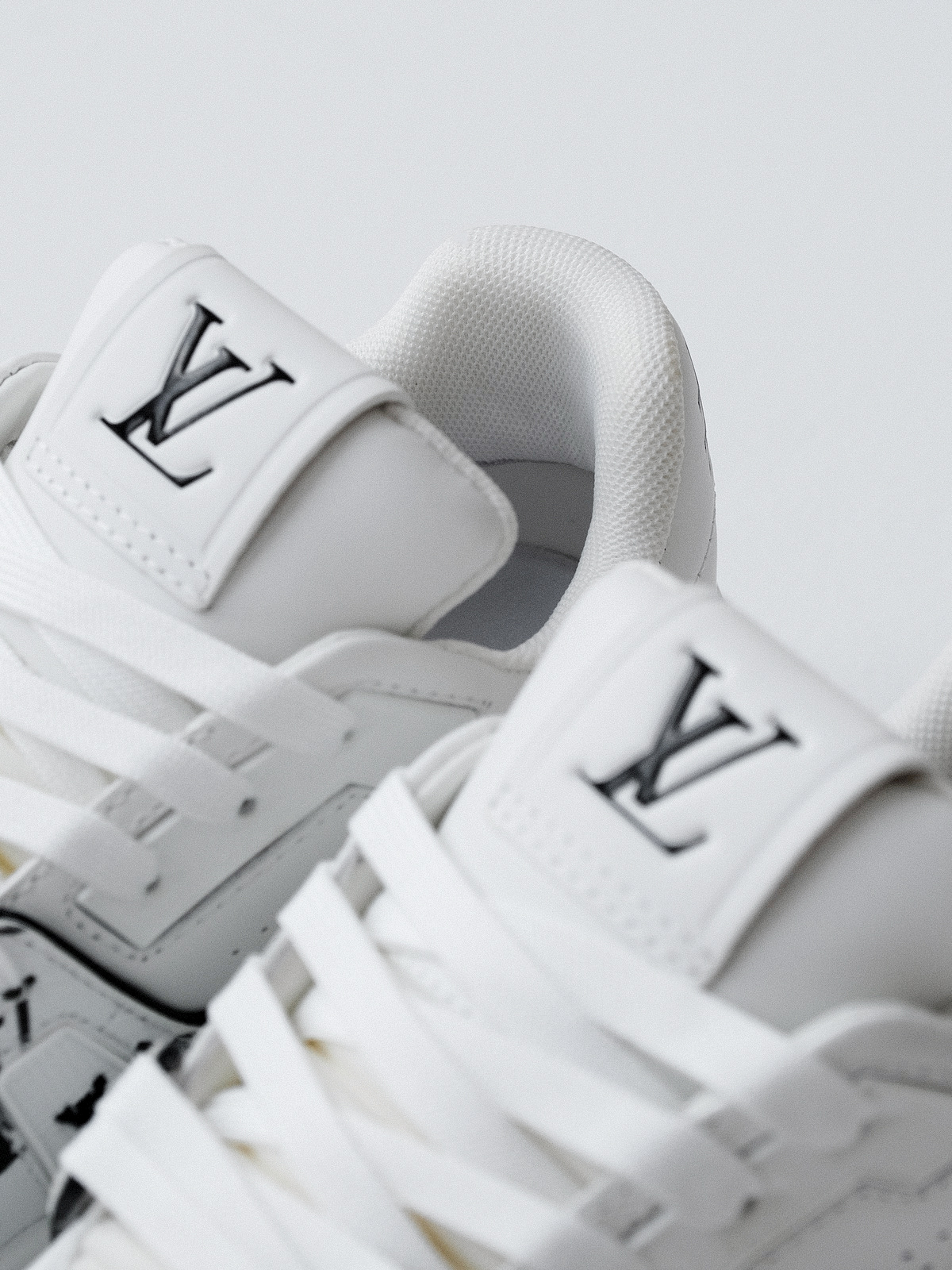 LV Murakami Takashi co-branded new logo Trainer
