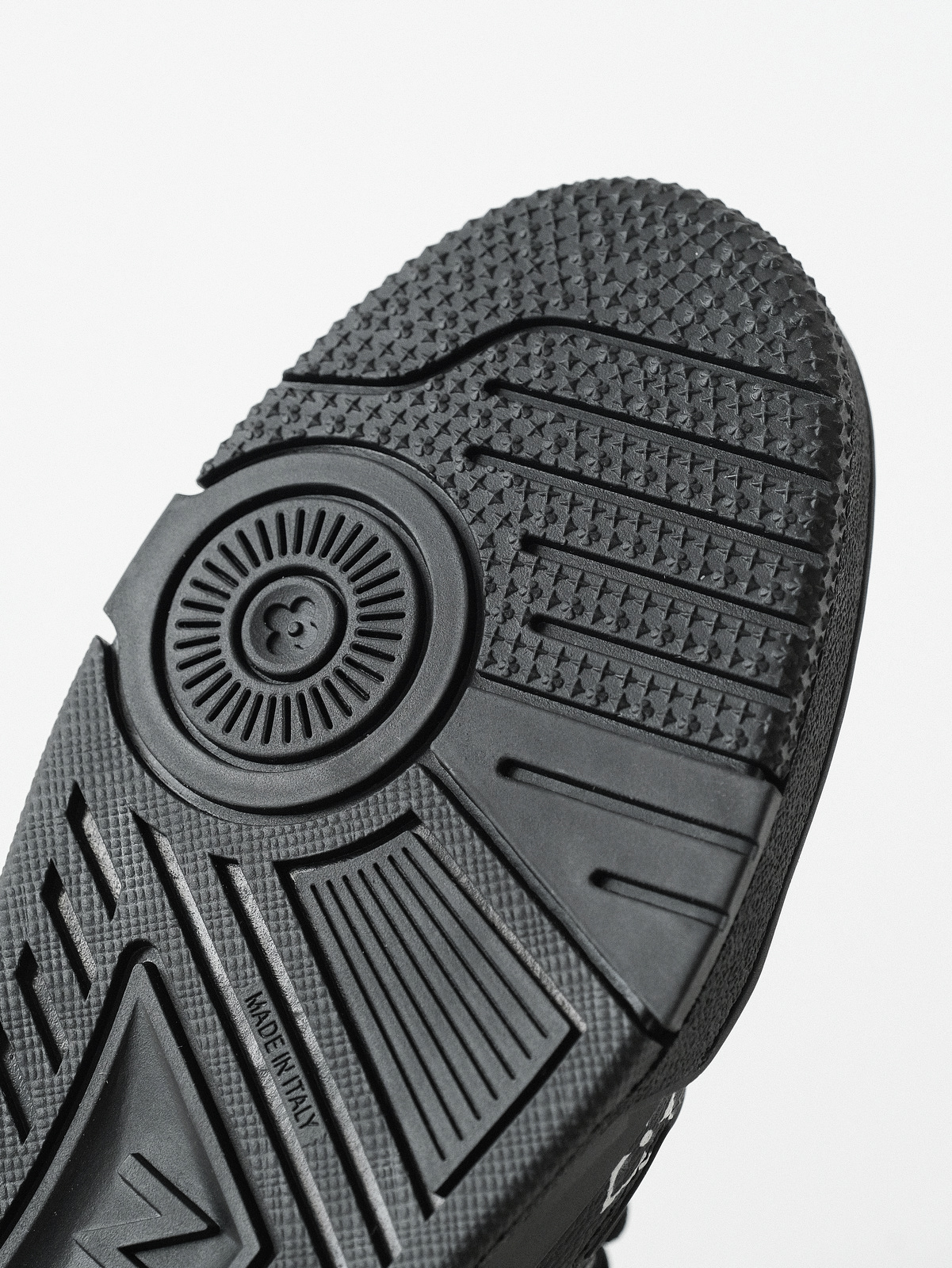 LOUIS VUITTON Trainer cow leather new black.