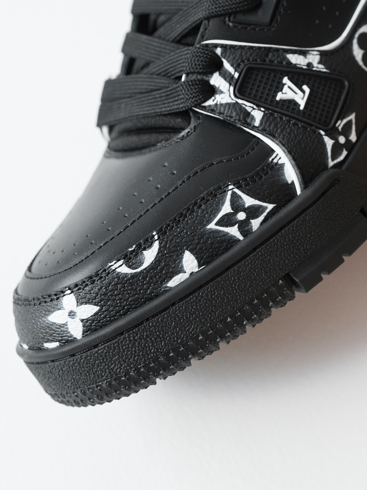 LOUIS VUITTON Trainer cow leather new black.