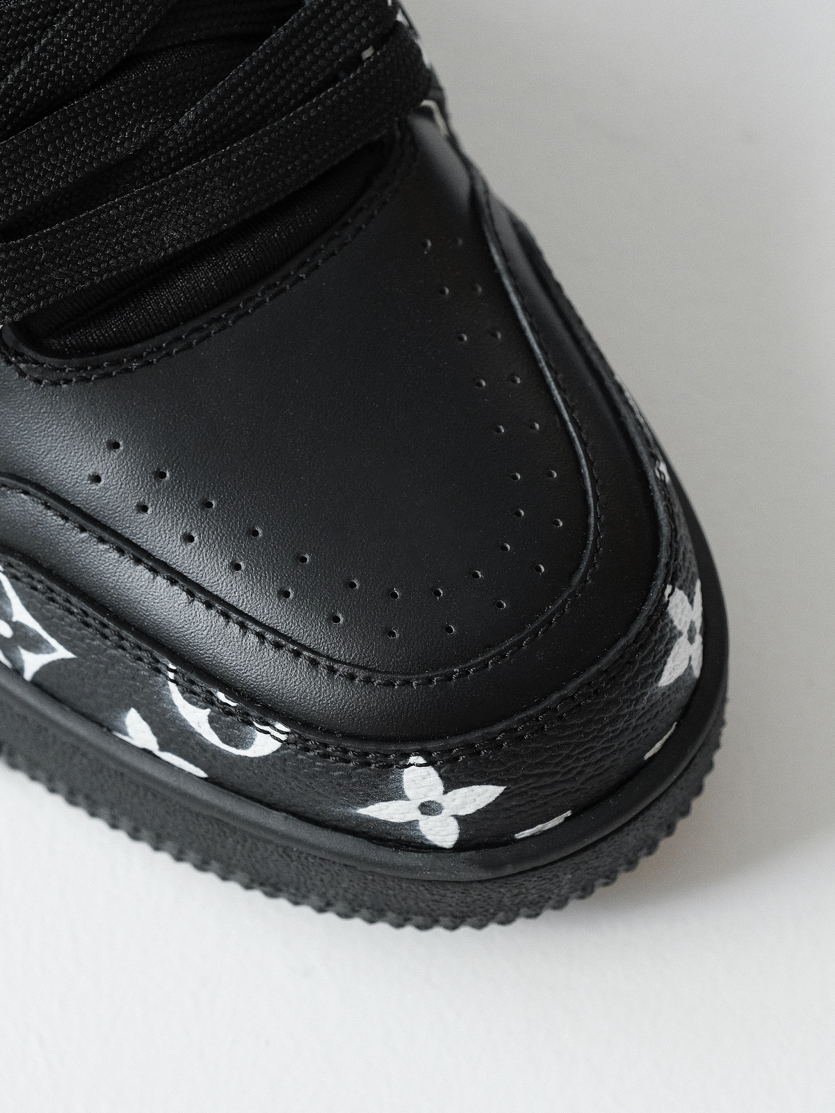 LOUIS VUITTON Trainer cow leather new black.