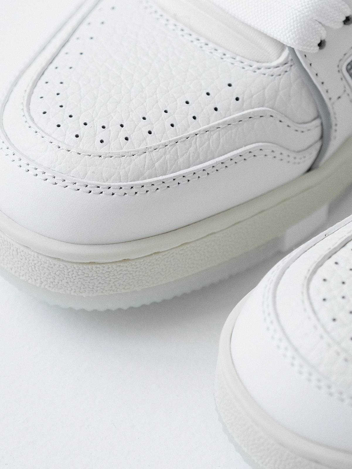 LV trainer Denmark new/cement grey shoes