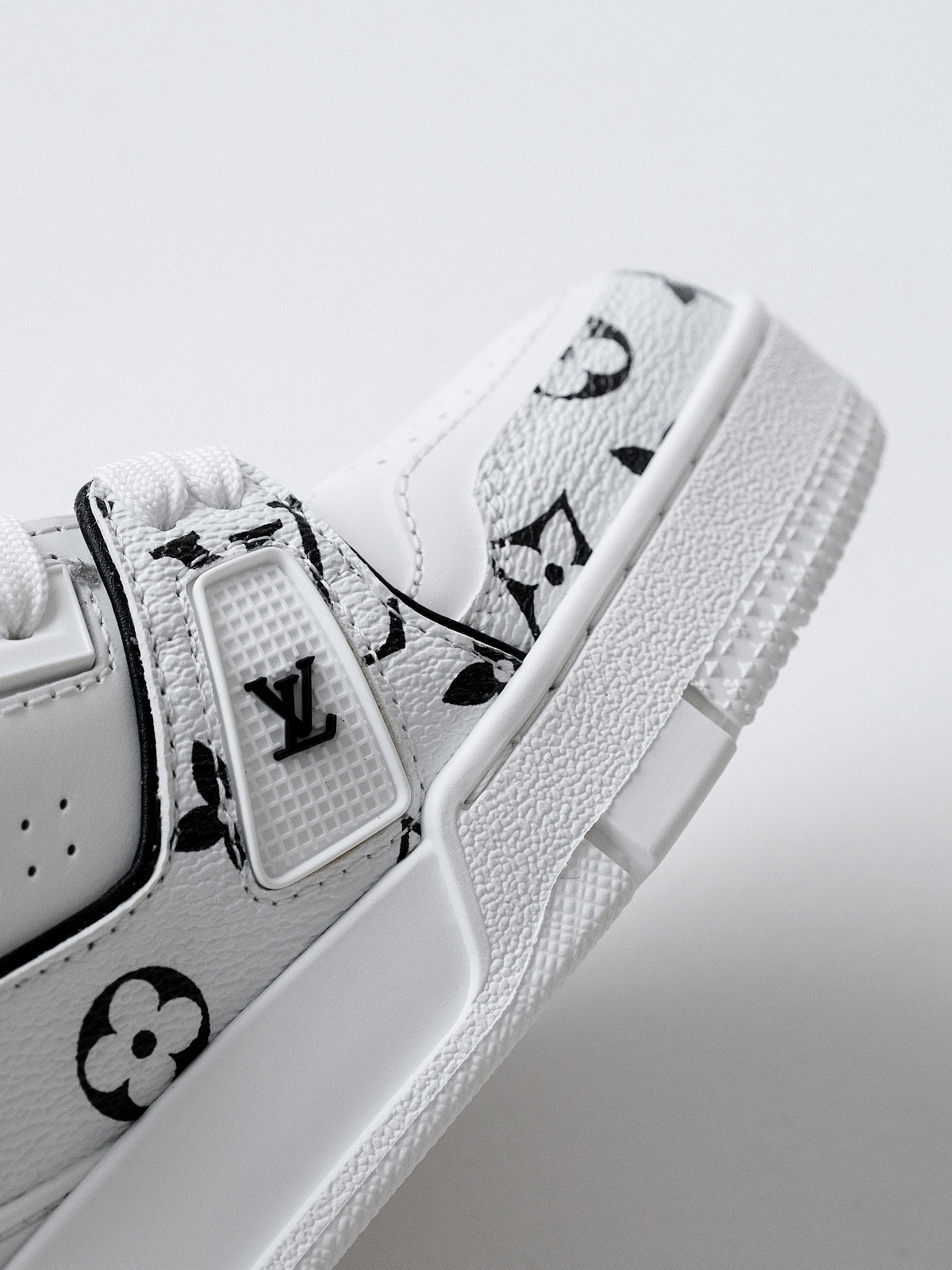 LV Murakami Takashi co-branded new logo Trainer