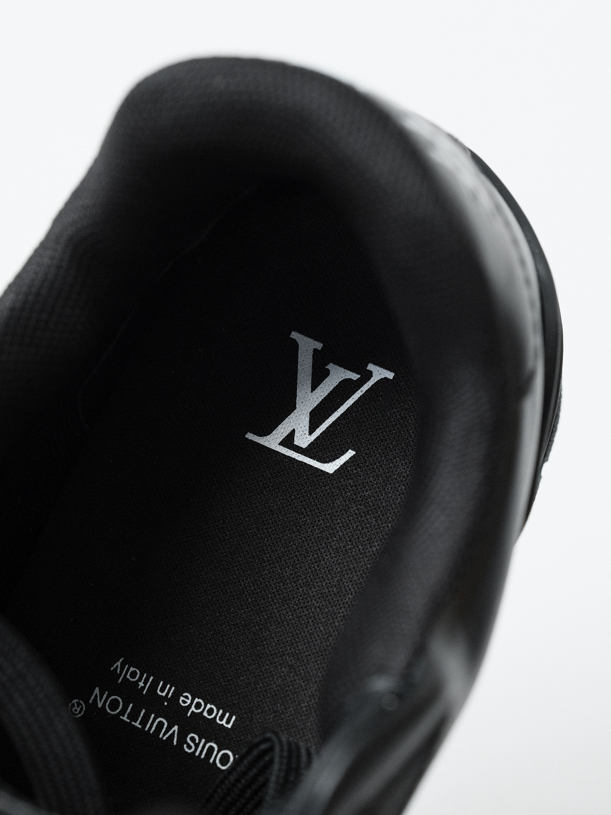 LOUIS VUITTON Trainer cow leather new black.