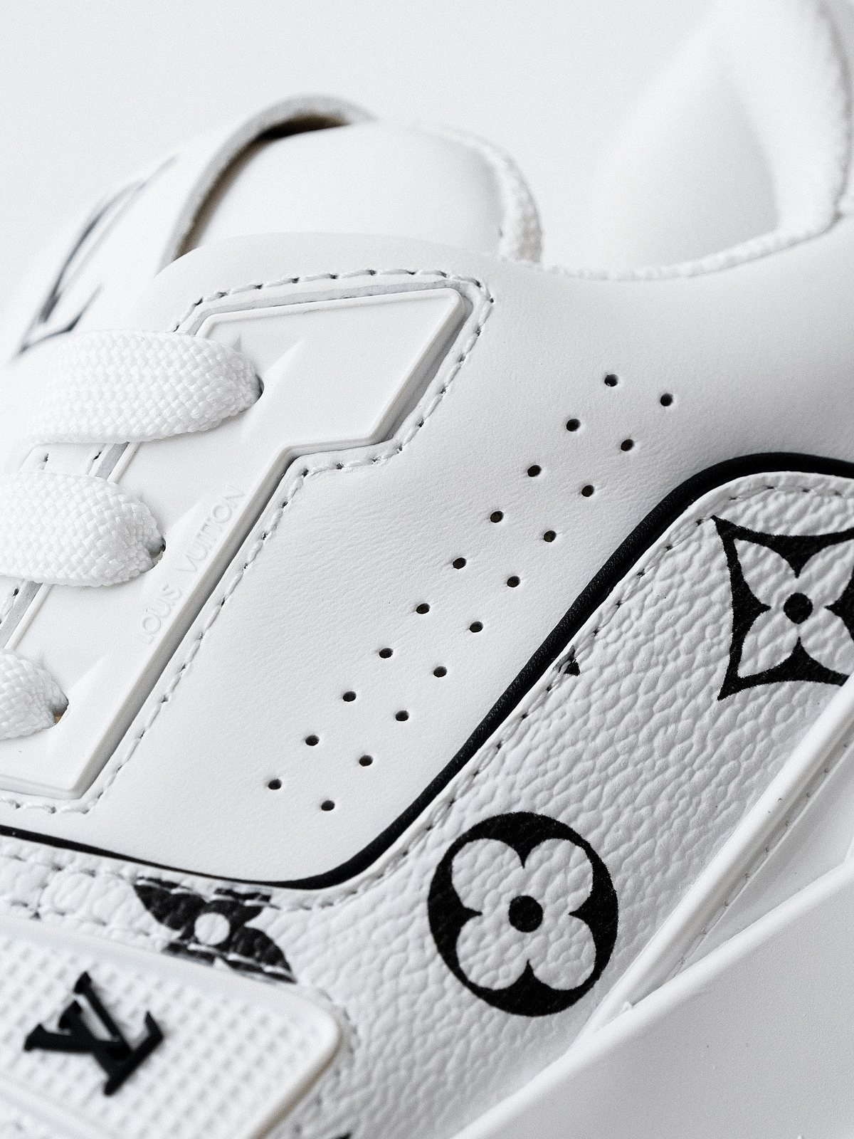 LV Murakami Takashi co-branded new logo Trainer