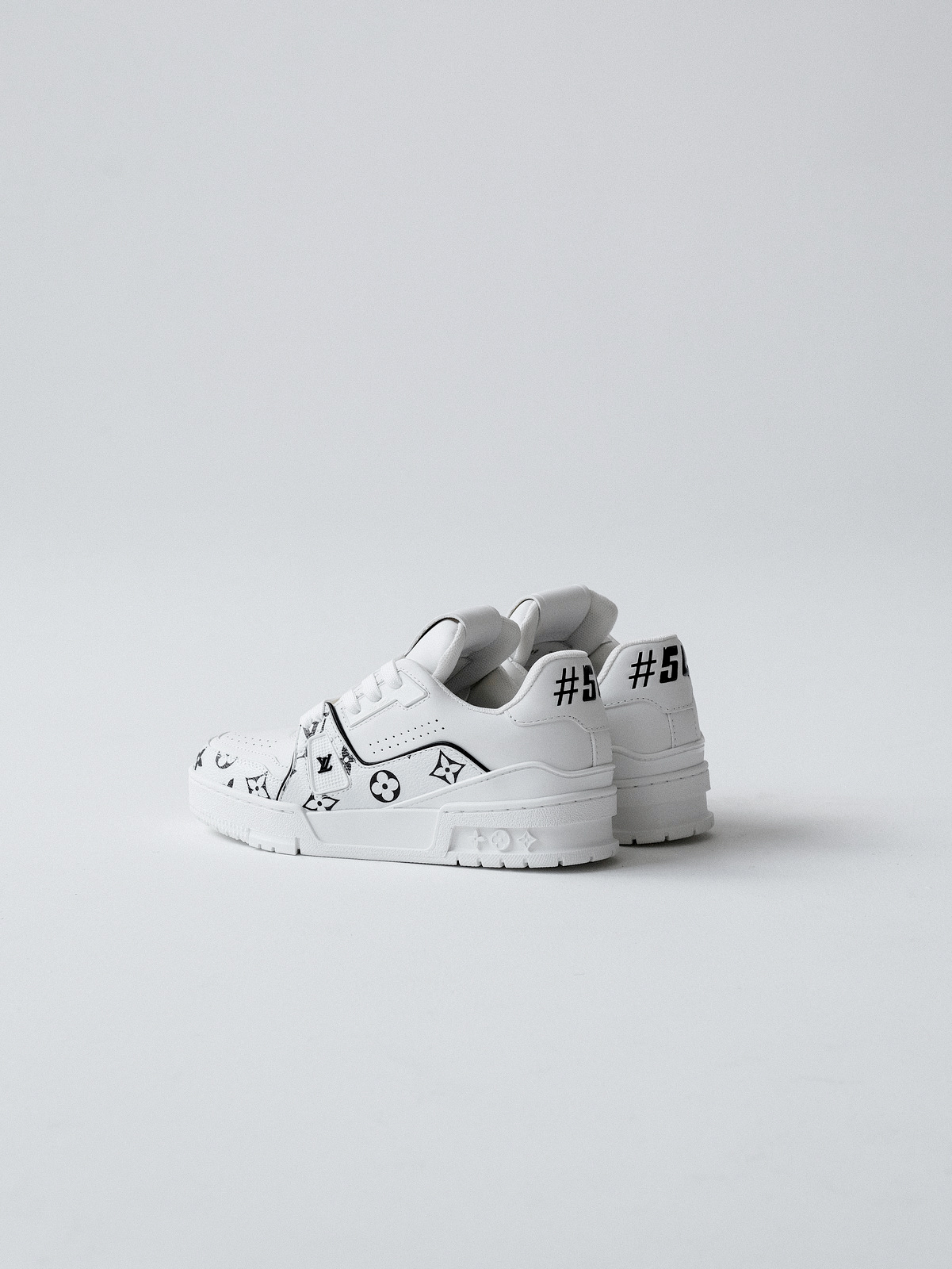 LV Murakami Takashi co-branded new logo Trainer