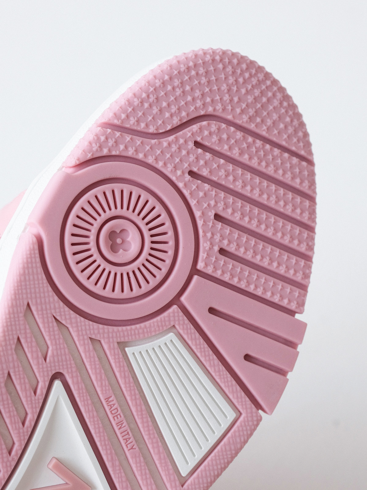 LV Trainer cherry blossom powder