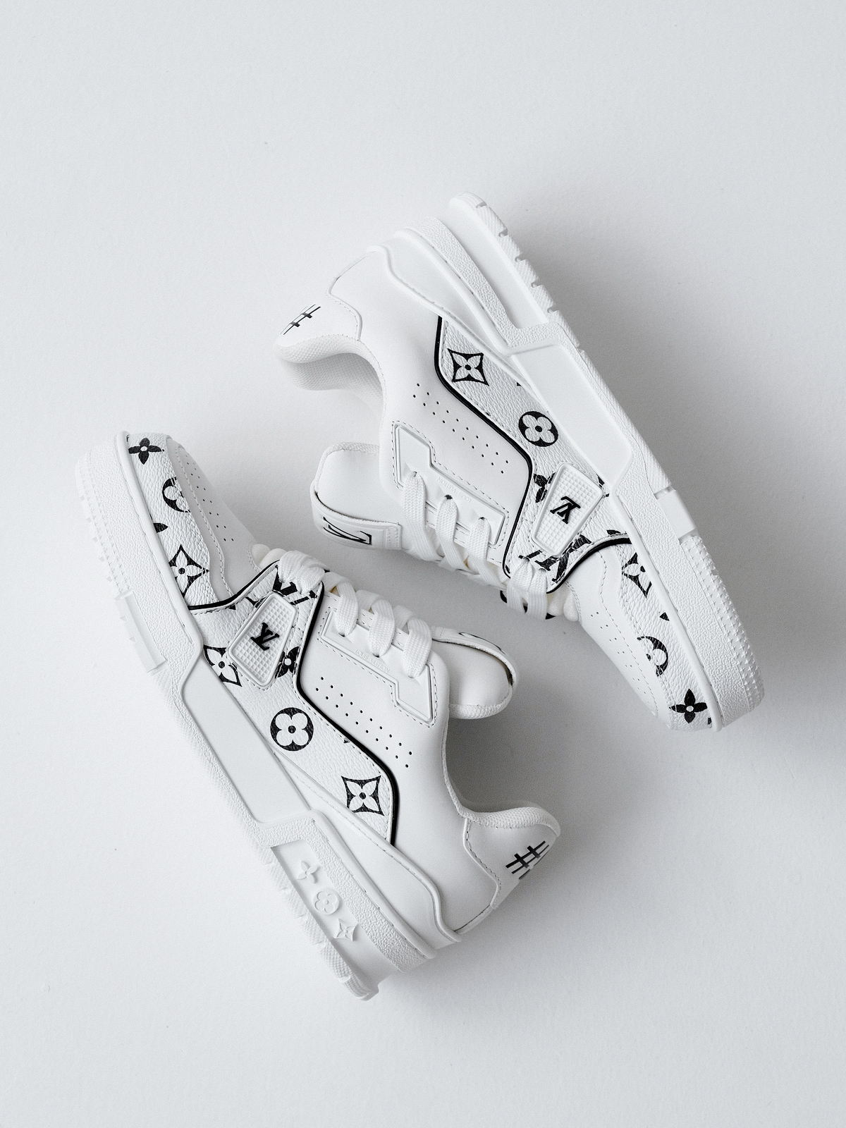 LV Murakami Takashi co-branded new logo Trainer