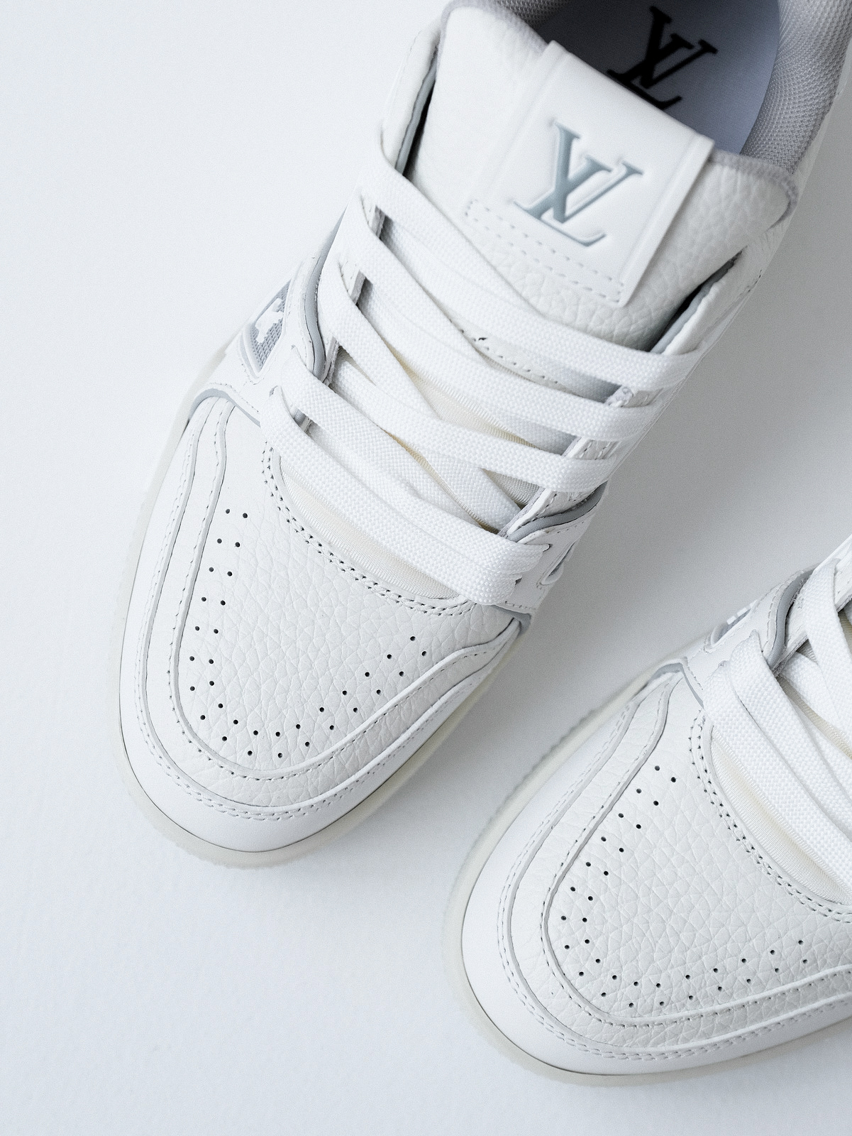 LV trainer Denmark new/cement grey shoes