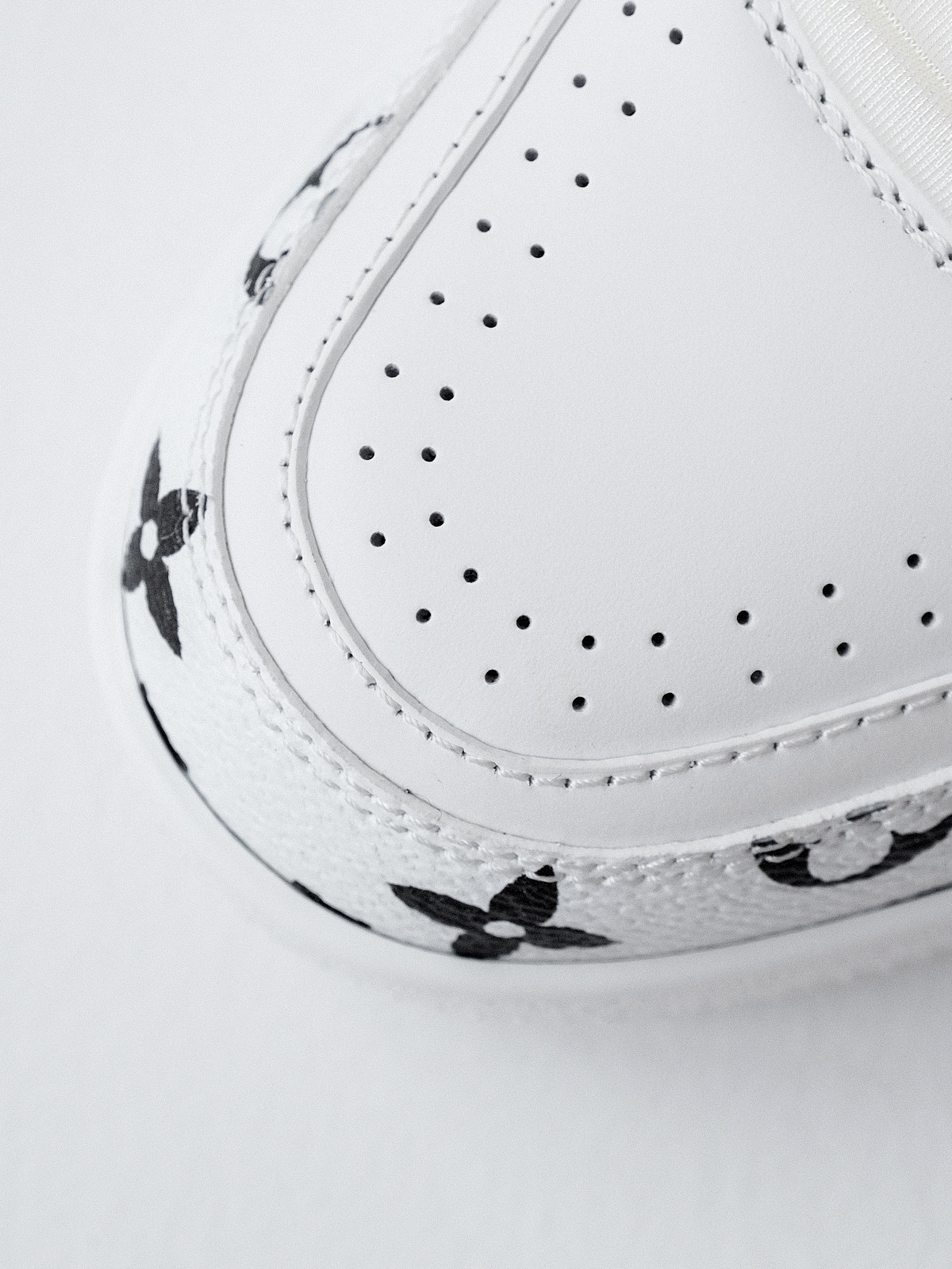 LV Murakami Takashi co-branded new logo Trainer