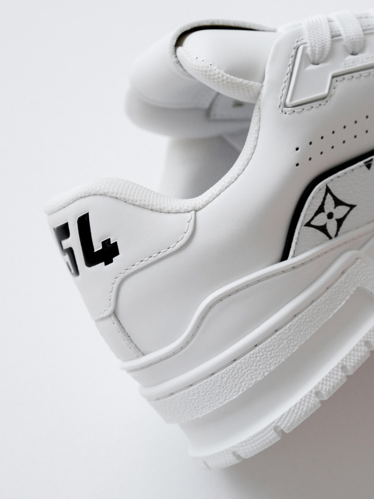 LV Murakami Takashi co-branded new logo Trainer