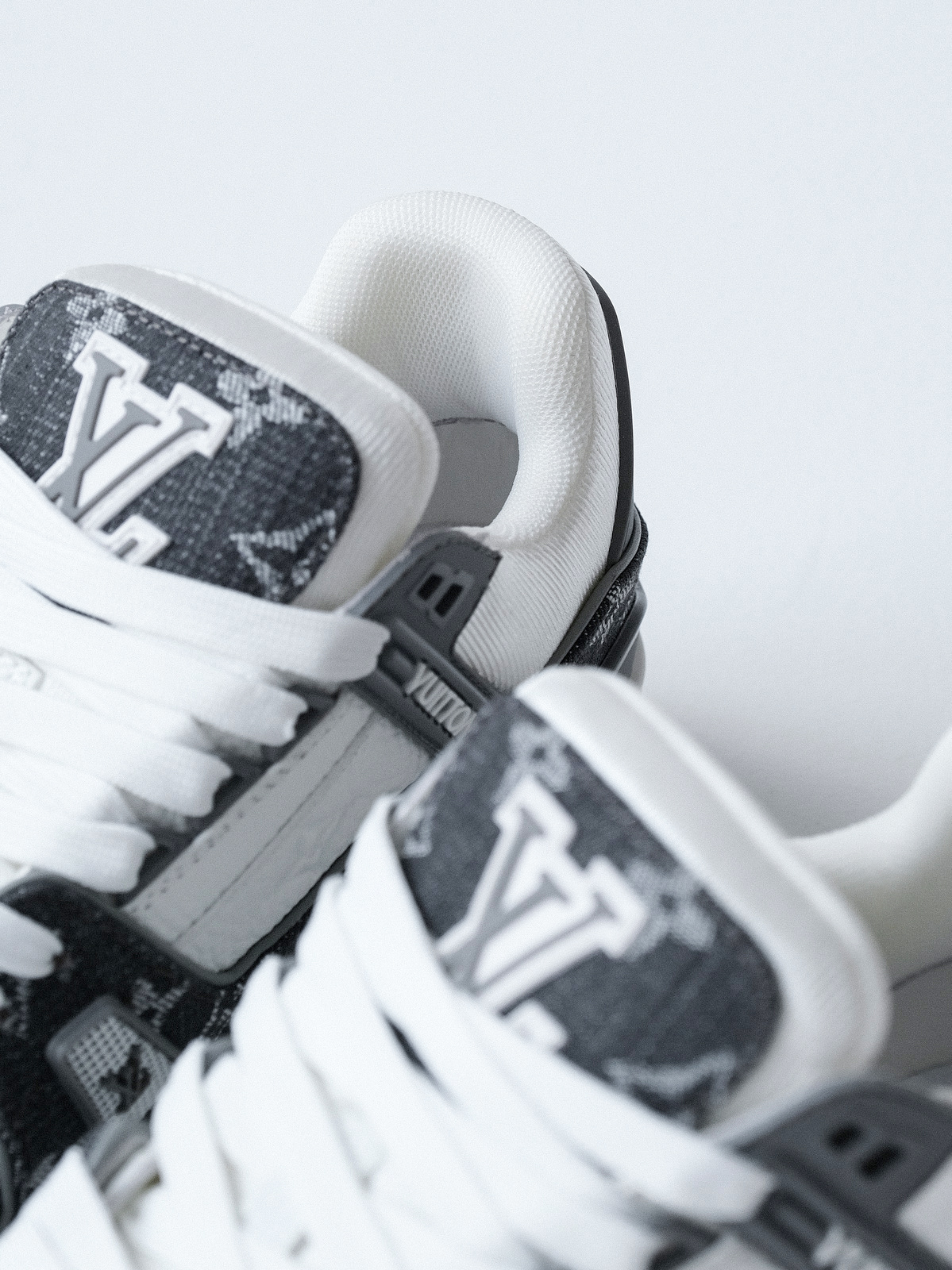 LV trainer Denmark's new/new color matching denim grey sneakers