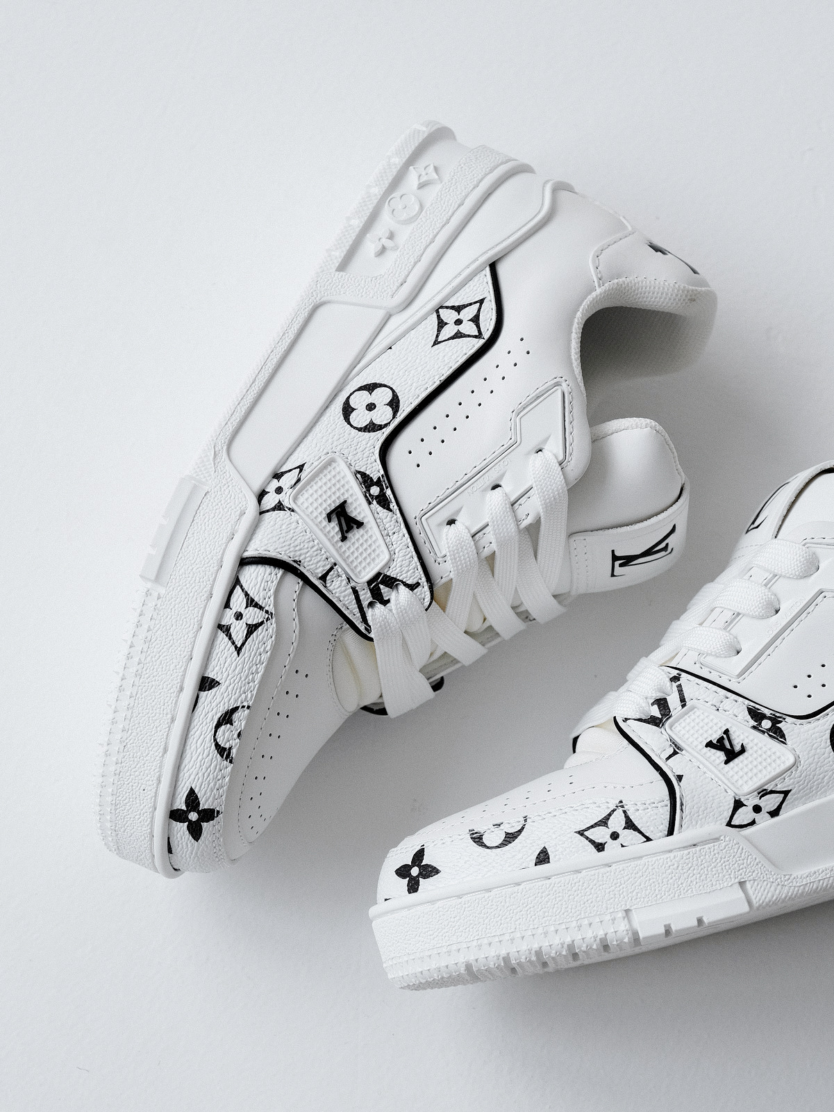 LV Murakami Takashi co-branded new logo Trainer