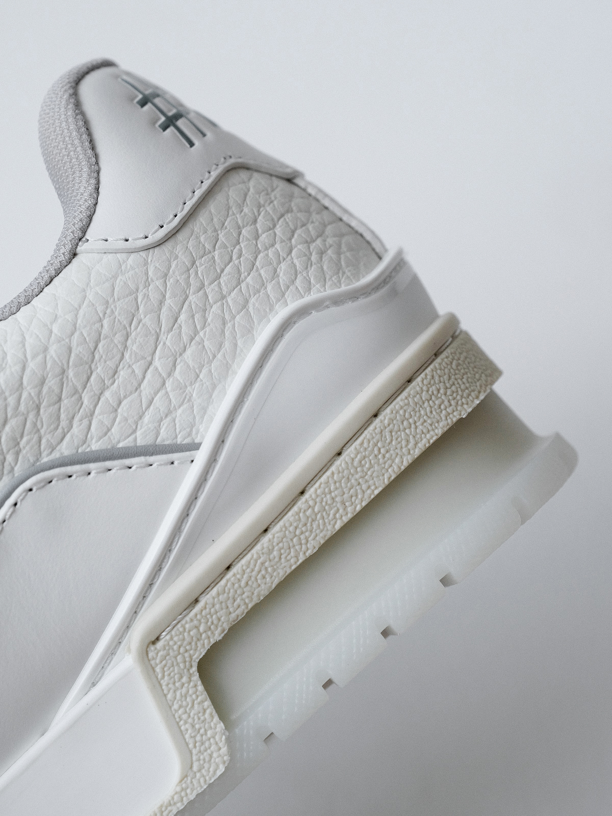 LV trainer Denmark new/cement grey shoes